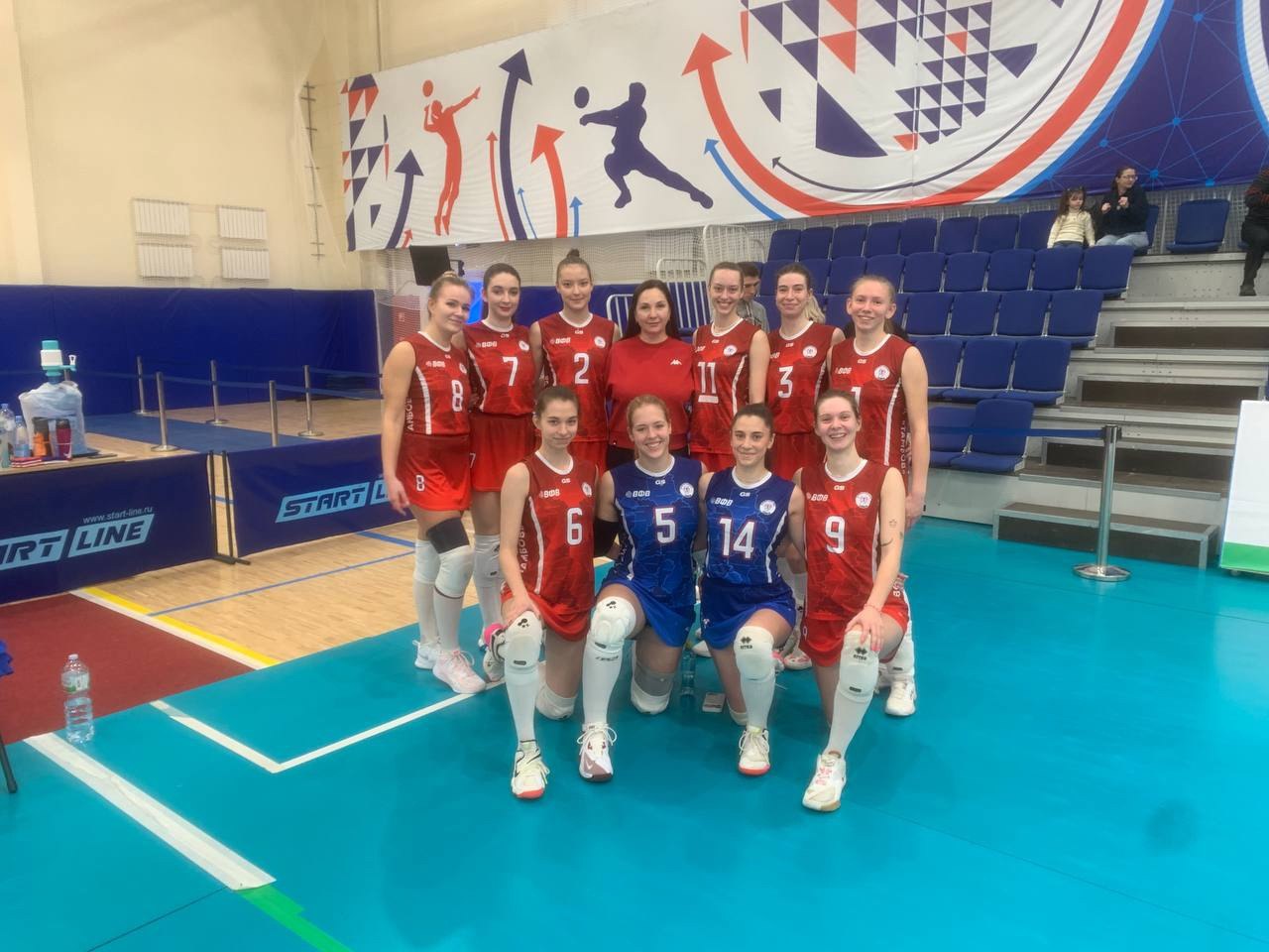 Волейболистки Тамбова завершили последний тур в этом году и везут домой три победы Очередной тур Чемпионата России Чемпионата ЦФО Первой Лиги проходил в Орле Подопечные Ляны Кольцовой одержали три победы в трех матчах Женская команда ВК Тамбов стартовала с игры против представительниц спортивной школы 10 города Орла которая завершилась со счетом 3 0 Далее тамбовчанки обыграли 3 1 соперниц из ЦИВС Тулица 3 И финальная точка в этом туре поставлена победой над командой города Бобров 3 1 Впереди у волейболисток заслуженный отдых Домашний тур пройдет 22 24 января у женской и мужской команд ВК Тамбов ВК Тамбов   ИА Онлайн Тамбов ру