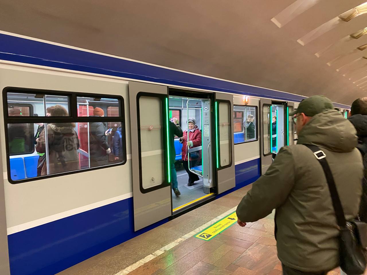 Новосибирский метрополитен получил последние два состава поездов Ермак из пяти закупленных Пятивагоннные составы разработанные специально для Новосибирска были приобретены благодаря поддержке правительства региона Все пять поездов Ермак уже поставлены в город и готовятся к выходу на линию Сроки поставки ожидались в 2026 году однако производитель выполнил контракт с опережением После прохождения всех технических и юридических процедур они будут выпущены на линию отметил министр транспорта и дорожного хозяйства региона Анатолий Костылевский Напомним первый поезд запустили для перевозки пассажиров 16 октября Составы оснащены широкими дверными проёмами 1400 мм вместо 1208 мм у действующих В каждом поезде уложено устойчивое к загрязнениям напольное покрытие с защитой от скольжения установлены комфортные пассажирские сидения разработанные с учётом анатомии Также есть защитные экраны между сиденьями и входной зоной USB разъёмы для зарядки мобильных гаджетов Особое внимание уделено безопасности пассажиров установлена сплит система с обеззараживанием и очисткой воздуха