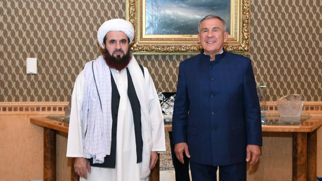 Минниханов провел встречу с послом Афганистана В Доме правительства Татарстана прошла встреча Раиса РТ Рустама Минниханова с чрезвычайным и полномочным послом Афганистана в России Гулл Хассаном Хассаном Главным вопросом обсуждения стало укрепление двустороннего сотрудничества между регионами Об этом сообщили в пресс службе Раиса РТ Рустам Минниханов отметил позицию России направленную на содействие созданию условий для стабильного развития Афганистана и решения гуманитарных проблем Кроме того стороны обсудили вопросы торгово экономического сотрудничества Татарстан заявил о заинтересованности в увеличении поставок своей промышленной продукции в Афганистан Подписаться Сообщить новость Вести Татарстан в MAX