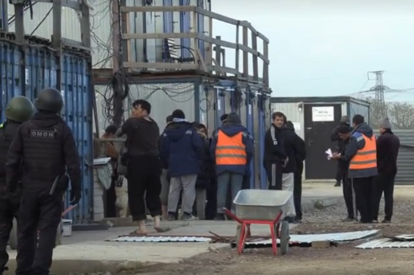 Полиция проверила стройки Пушкинского района в поисках нелегальных мигрантов У большинства документы оказались в порядке, однако у пяти человек выявили нарушения миграционного законодательства. Иностранцев доставили в отдел полиции и привлекли по соответствующей статье КоАП РФ. При этом информация о нарушителях была включена в реестр контролируемых лиц.