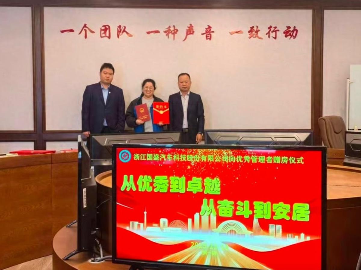 Компания в Китае пытается удержать сотрудников предлагая им квартиры после пяти лет работы Ван Цзяюань генеральный директор компании объяснил что работодатель стремится поощрять квалифицированный технический и управленческий персонал учитывая значительное количество трудовых мигрантов в городе Ваньчжоу Об этом пишет South China Morning Post По словам Вана все квартиры расположены в радиусе 5 км от штаб квартиры компании и имеют площадь от 100 до 150 квадратных метров