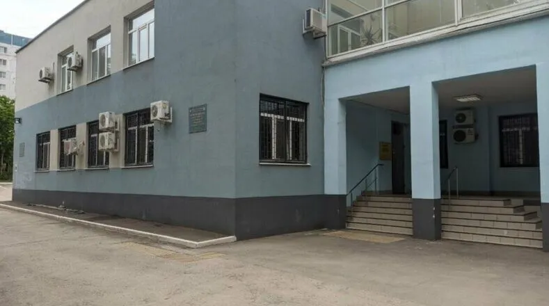На что бывший глава ТФОМС в Самарской области мог потратить 100 млн рублей Следователи определили размер ущерба в рамках дела о мошенничестве Бывший руководитель Территориального фонда обязательного медицинского страхования Самарской области Владислав Романов находящийся в федеральном розыске по данным следствия причинил министерству здравоохранения региона ущерб в размере более 100 млн рублей Следствие установило что Романов действовал в сговоре с бенефициарами компаний ООО Арк ООО МК Юта и ООО МК Универсал ОРТО Вместе с представителями ГКУ СО Самарафармация и областного минздрава они организовали хищение бюджетных средств выделенных на закупку медицинского оборудования В период с 2020 по 2025 год было заключено 605 государственных контрактов на поставку медицинских изделий на общую сумму свыше 5 млрд рублей Подрядчиков выбирали без проведения конкурентных закупок а цены на оборудование устанавливались через подконтрольные фирмы Следственная часть по расследованию особо важных дел УМВД России по Самаре возбудила девять уголовных дел по статье о мошенничестве в особо крупном размере Трое фигурантов дела находятся в СИЗО В мае суд продлил меру пресечения обвиняемым на два месяца Владислав Романов пытался обжаловать возбуждение в отношении него уголовного дела но безуспешно