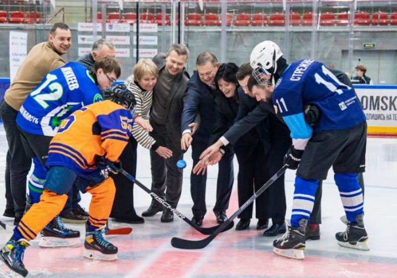 Омский НПЗ поддержал Кубок чистого сердца На базе академии Авангард завершился межрегиональный турнир по адаптивному хоккею Кубок чистого сердца организованный при поддержке региональной федерации хоккея и Омского НПЗ в рамках программы Родные города компании Газпром нефть В турнире приняли участие четыре команды юных спортсменов с нарушениями зрения в возрасте от 7 до 17 лет представляющие Омск Сургут Москву и Новосибирск Подробнее на сайте