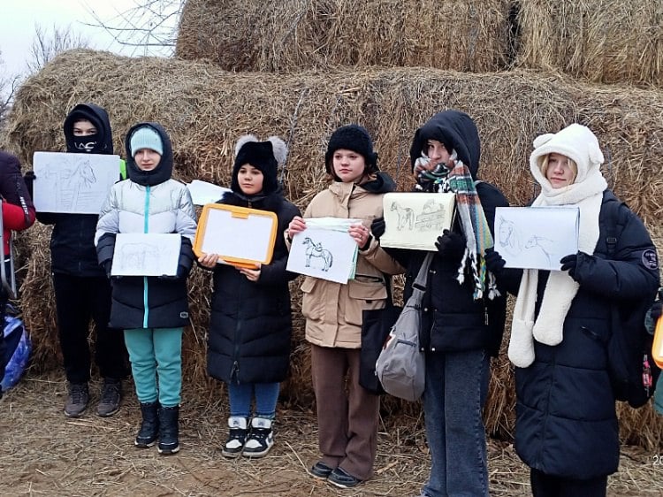 Юные художники из Волжского познакомились с природой поймы и лошадьми  Сотрудники природного парка «Волго-Ахтубинская пойма» провели выездной эколого-просветительский практикум «Человек и природа: удивительный мир рядом с нами». Как рассказали Волжский.ру в комитете природных ресурсов, лесного хозяйства и экологии, в практикуме приняли участие воспитанники АНО ДО «Художественная школа «Ритм» из двух филиалов – в Волжском и Средней Ахтубе. Во время экскурсии по парку юные художники изучили особенности строения различных видов деревьев, полета различных видов птиц, форму облаков и другие особенности окружающей нас природы.   Подробнее на Волжский.ру: