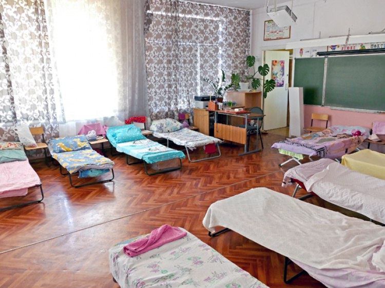 Всего 750 рублей: в Волжском почти 3 тысячи ребят посетят пришкольные лагеря В Волжском пришкольные лагеря готовят к старту летней оздоровительной кампании. Как рассказали Волжский.ру в городской администрации, в этом сезоне свои двери распахнут 32 лагеря с дневным пребыванием детей на базе муниципальных общеобразовательных учреждений. Специалисты уже обработали территории от клещей, грызунов и насекомых. Комиссия оценивала готовность лагерей с 12 по 19 мая. Первыми начнут работу площадки в школах № 32 и 36 – уже 26 мая. Остальные откроются чуть позже по утвержденному графику. Длительность смены составит 18 рабочих дней. В общей сложности пришкольные лагеря посетят около 2930 человек. Подробнее на Волжский.ру: