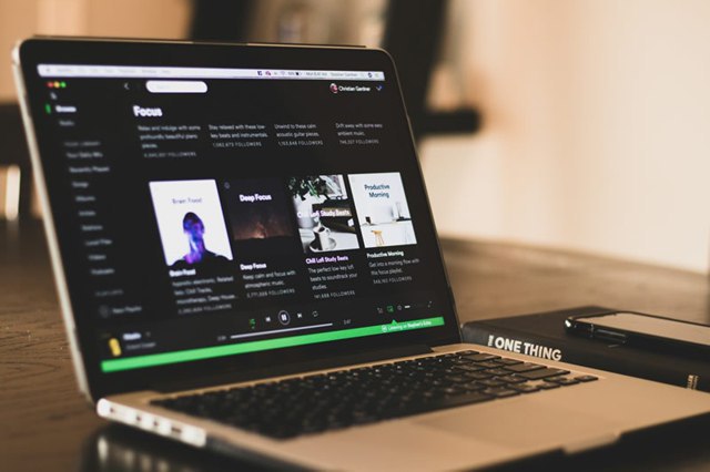 Spotify повысил стоимость подписки Premium почти по всему миру — инвесторам это понравилось  Музыкальный стриминговый сервис Spotify объявил о повышении стоимости подписки Premium в ряде регионов за пределами США. Изменения затронут пользователей в Европе, Южной Азии, на Ближнем Востоке, в Африке, Азиатско-Тихоокеанском регионе и Латинской Америке. Как сообщает The Verge, пользователи получат уведомления об изменении цен в течение ближайшего месяца.  Точный список стран, в которых вступят в силу новые тарифы, не раскрывается. По данным СМИ, подписка уже подорожала на 1 евро  с 10,99 до 11,99 евро  для новых пользователей в Испании, Италии и Португалии. При этом в таких странах, как Франция, Бельгия, Люксембург и Нидерланды, где повышение произошло ранее, дополнительного роста цен пока не наблюдается.  Решение о подорожании было принято вскоре после публикации 29 июля квартального отчёта Spotify, который показал рост числа платных подписчиков, но разочаровал прогнозами по прибыли.