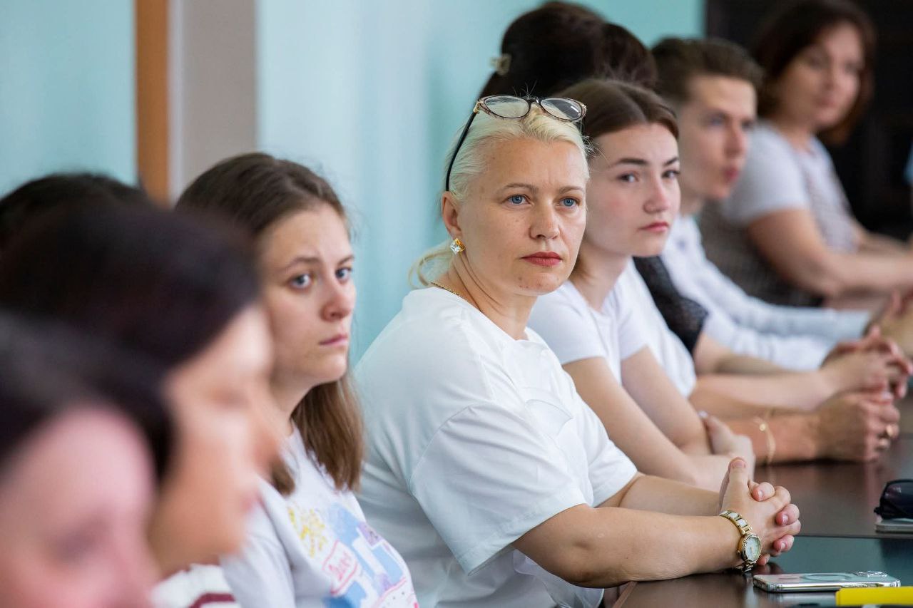 В Бельцах наградили круглых отличников – выпускников 2025 года! Сегодня в Примэрии Бельц состоялась церемония награждения 11 выпускников, окончивших лицеи с максимальной оценкой — средним баллом 10,00. Круглые отличники 2025 года, по лицеям: Лицей им. М. Эминеску — 6 отличников: Александра Апостол, Андрей Бордиан, Лавиния Йову, Яна Санду, Регина Пержу, Чиприан Лунгу Лицей им. И. Крянгэ — 3 отличника: Анна Пужилэ, Кэтэлина Крищук, Елена Русу Лицей им. В. Александри — 1 отличник: Ромиль Бойку Лицей им. Дж. Кошбук — 1 отличник: Сабина Скутарь Выпускники получили подарки от города, родители — слова благодарности, директора — дипломы за вклад в образование. Эти ребята — гордость Бельц и надежда Молдовы!