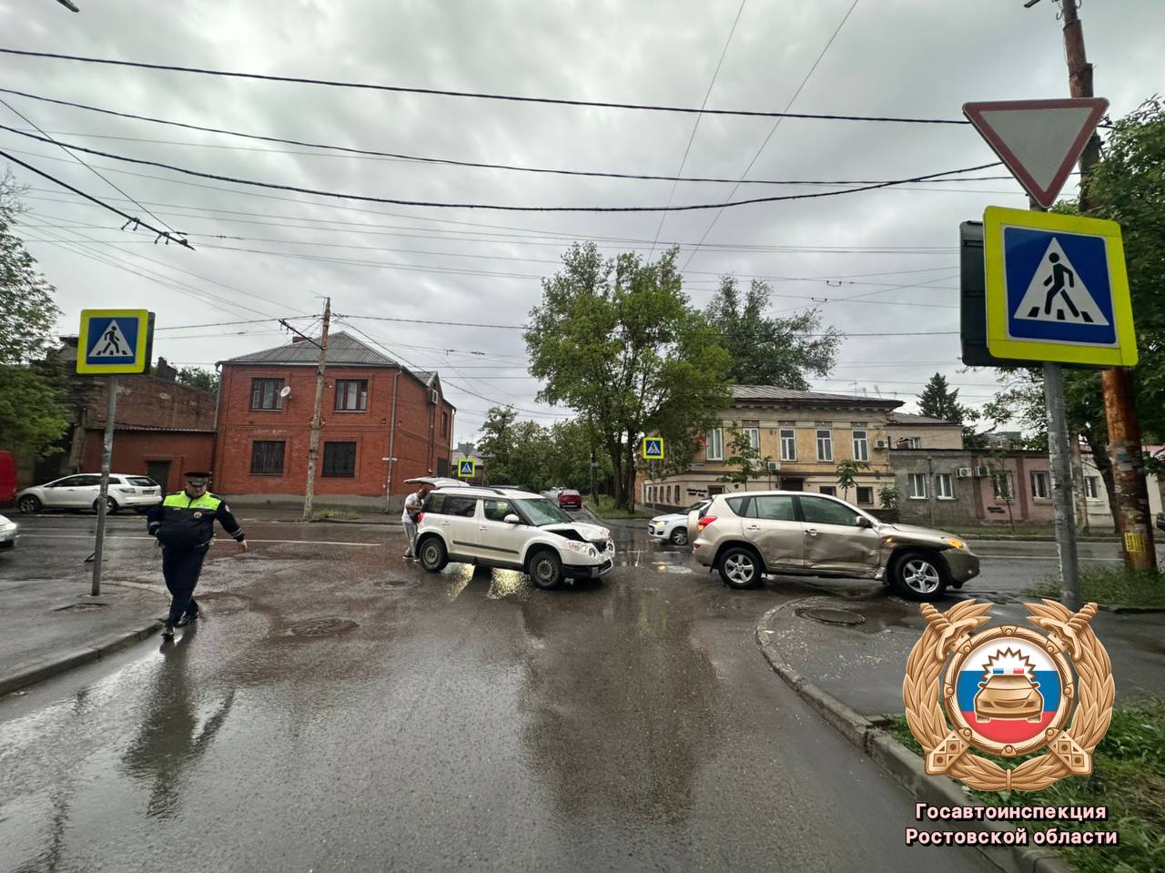 В Ростове во время ДТП пострадал ребенок. Авария произошла на улице Черевичкина. Как сообщили в региональной Госавтоинспекции, водитель автомобиля Toyota не пропустил на перекрестке автомобиль Škoda. В результате столкновения 10-летняя девочка, находившаяся во второй машине, получила травмы. Фото — ГАИ РО Подписаться Прислать новость