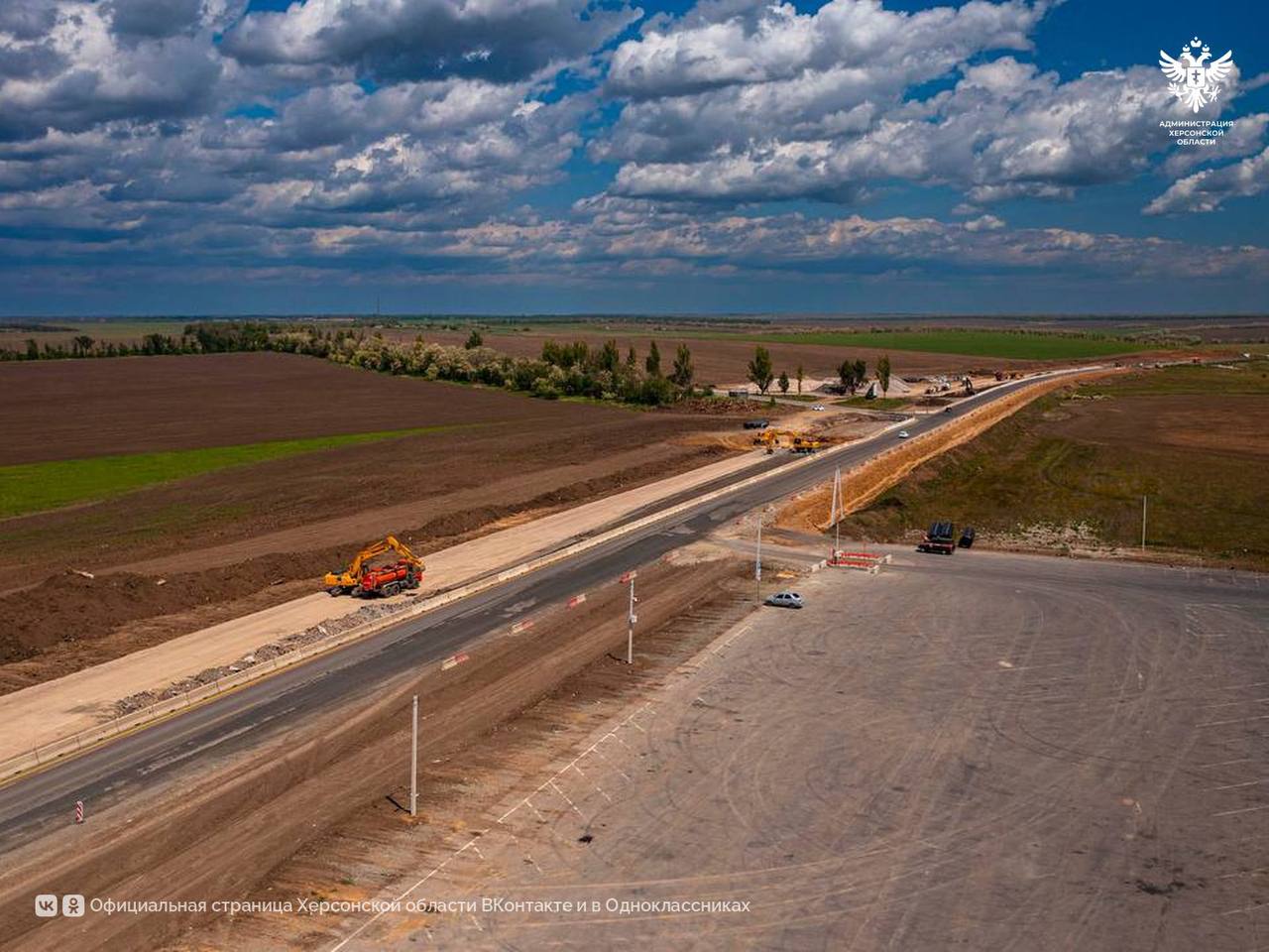 В Новороссии в 2025 году планируется отремонтировать 1,8 тыс. км автомобильных дорог Министр транспорта РФ Роман Старовойт сообщил, что в 2025 году в регионах Новороссии, включая Херсонскую область, предусмотрен ремонт 1 800 километров автодорог. «Только за прошлый год было отремонтировано 2 500 километров. И на этот год у нас масштабные планы — 1 800 километров предстоит отремонтировать в Новороссии», — отметил министр транспорта РФ Роман Старовойт. Он подчеркнул, что все работы идут по утверждённому графику. Министр также выразил благодарность специалистам, задействованным в восстановлении транспортной инфраструктуры. «Отрадно видеть, что мы идем в графике, потому что таких объемов местные никогда не видели. А умение интенсивно работать — это очень важная составляющая успеха. И я хочу поблагодарить, пользуясь случаем, команды Новороссии, Донецкой, Луганской, Запорожской, Херсонской областей, потому что команды сформированы», — заявил Роман Старовойт. Сайт ВК ОК #Администрация_Херсонская_область