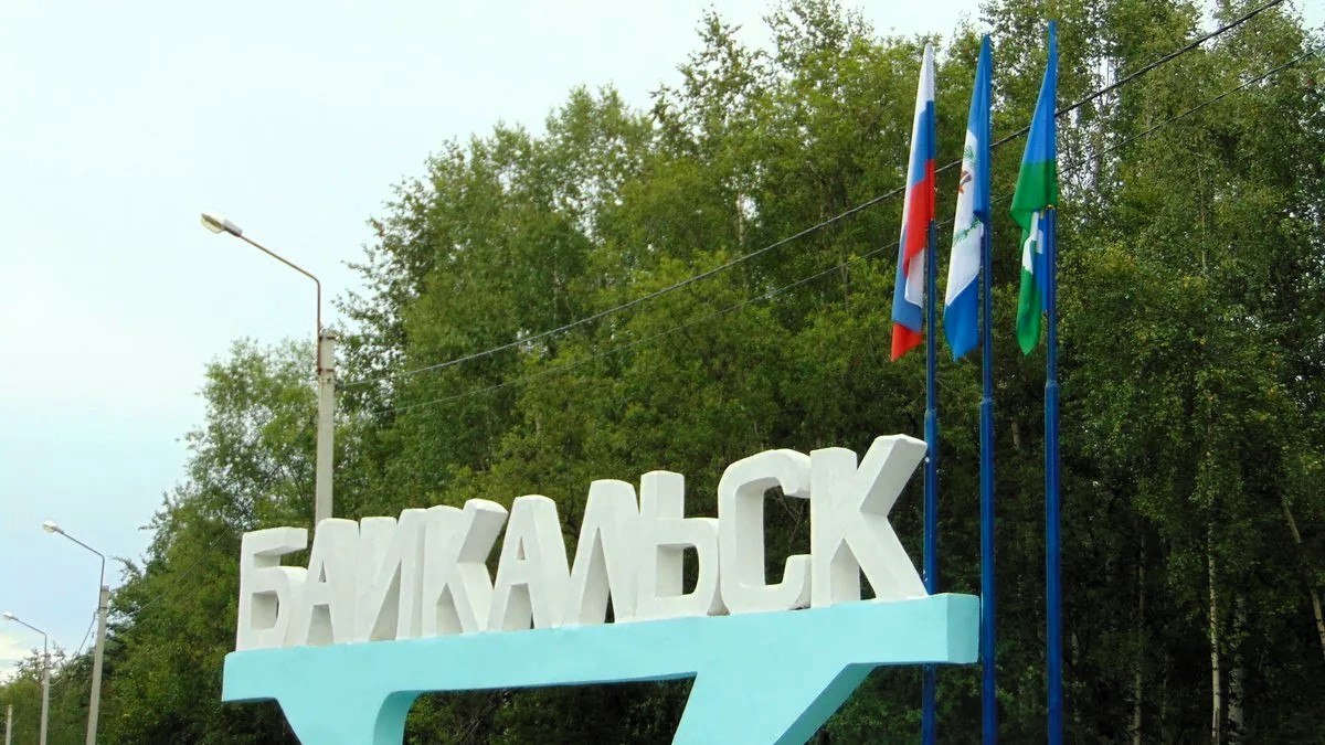 Город Байкальск может выйти из состава Слюдянского района и стать муниципальным округом. Мэр Байкальска Василий Темгеневский приглашает горожан на общественные слушания по преобразованию Байкальского городского поселения в Байкальский муниципальный округ. Они пройдут 20 июня. Байкальск является крупнейшим населенным пунктом в составе Слюдянского района с населением более 13 тыс. человек. Между властями района и города существует давний политический конфликт. Его участники — мэр района Алексей Шульц и мэр города Василий Темгеневский. Конфликт между мэрами имеет глубокие корни. Шульц, опираясь на лояльных депутатов и СМИ систематически блокирует инициативы Темгеневского. Противоречия усугубляются разными стратегиями развития: Темгеневский делает ставку на туризм и федеральные инвестиции, а Шульц продвигает сельское хозяйство. Примечательно, что о желании обрести «независимость» от района Темгеневский заявлял еще в 2019 году. В итоге, если Байкальск получит статус округа, это усилит позиции Темгеневского и ослабит Шульца. Город включен в федеральную программу развития моногородов, куда по инициативе Москвы должны прийти крупные инвестиции в сферу туризма, дорожного и жилого строительства, а также в ЖКХ. В случае успеха преобразования Темгеневский получит прямой доступ к финансированию из Москвы, а Шульц лишится значительной части налоговых поступлений и влияния. Подпишитесь на «Иркутск политический»