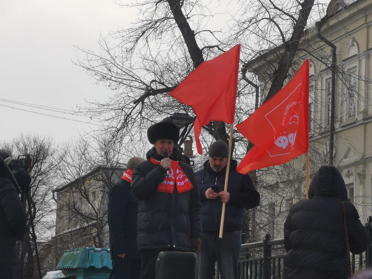 15 февраля на площади у Цирка наружу выплыло слишком большое количество инсайдерской информации, поэтому будет серия.  Лирическое отступление: 15 февраля — День Сретение Господне  40 дней от рождения Мессии , когда старец Симеон увидел младенца Христа и назвал его «светом просвещения языков», что символизирует надежду и спасение для всех народов.  На площадь труда у Цирка пришли:    немногочисленный актив КПРФ  В “президиуме”: руководитель иркутского городского отделения КПРФ, помощник депутата из Черемхово, бывший депутат Заксобрания Светлана Шевченко, руководитель ангарского городского комитета Сергей Бренюк, пиарщик энергетиков Алексей Дробашенко, депутат ЗСИО Сергей Обухов и Сергей Левченко.    отдел К и отдел Э МВД Иркутской области в полном составе    блогеры  Блогеры и полицейские “в штатском” — в большинстве, можно сказать, что эти люди сделали кворум митинга. Народным его нельзя назвать от слова “совсем”. Не пришли даже локальные протестанты из канала Дробашенко в садоводствах.   Это — не массовое мероприятие, и цель  его проведения — программные заявления, которые должны растиражировать в местных СМИ.  Продолжение следует...