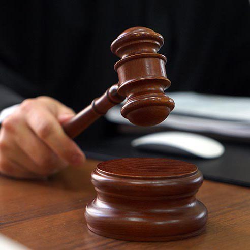 Жителя Бурятии будут судить за преступления против половой неприкосновенности Мужчина склонял к интимной переписке девочек от 12 до 16 лет его жертвами стали дети из Бурятии Забайкалья Иркутской области и не только Преступления обвиняемый совершал в период с 2022 по 2025 годы С девочками он знакомился в мессенджерах в уголовном деле против мужчины потерпевшими проходят более 30 несовершеннолетних Жителю Бурятии предъявлены обвинения по ч 3 ст 135 п а в г ч 2 ст 242 2 и п б ч 3 ст 242 УК РФ Суд заключил мужчину под стражу Подписаться на канал