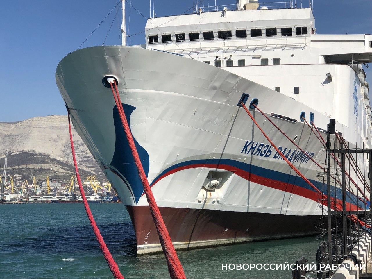 НР общество В Новороссийске снова хотят продать теплоход Князь Владимир теперь он стал дороже Теплоход Князь Владимир который стоит у причала морвокзала в Новороссийске снова выставлен торги Его оператор новороссийская компания Черноморские круизы уже второй раз пытается продать судно Первый раз оно было выставлено на открытом аукционе в марте 2025 года Тогда начальная цена составляла 844 млн руб Но покупателей не нашлось Осенняя цена на теплоход выросла Теперь она составляет 873 5 млн руб сообщает Коммерсант Заявки принимают до 15 ноября 2025 года Судно уже несколько лет не выходит в рейсы По данным Росморпорта пассажирское судоходство прекратилось из за угрозы военных действий Летом 2023 года теплоход совершил несколько рейсов из Сочи в Сухуми в Новороссийск пришел на ремонт novorab official Мы в МАХ