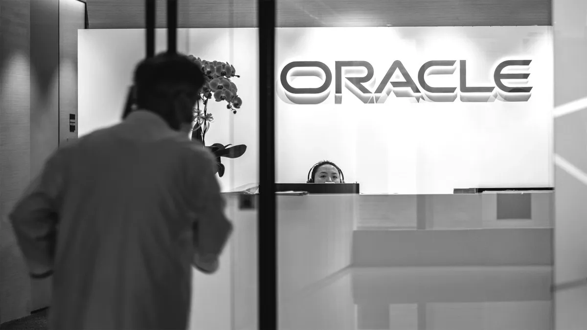 Месяц назад СМИ сообщили что Oracle сократит около 30 тысяч человек Руководство верит что разработчиков ИИ инфраструктуры ждёт успех поэтому и думает где брать миллиарды долларов для инвестиций С некоторыми уволенными сотрудниками поговорило Time Те рассказали что были вынуждены использовать и обучать нейросети которые часто только мешали vc ru hr 2905427
