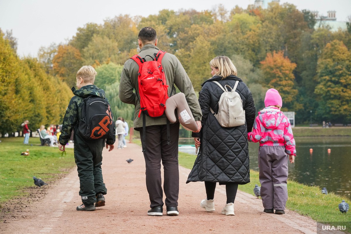 Финансирование мер поддержки семей с детьми в 2026 году вырастет Также будут введены специальные налоговые выплаты для этих граждан сообщила вице спикер Госдумы Анна Кузнецова Несмотря на то что идет специальная военная операция и средства конечно уходят на защиту суверенитета проведение и реализацию важнейших очень военных задач мы видим рост финансирования так называемого детского бюджета меры поддержки новые выплаты с 2026 вводится семейная налоговая выплата сказала Кузнецова РИА Новости По словам вице спикера средства на новые меры соцподдержки уже заложены в проект федерального бюджета на 2026 год Кроме того Кузнецова сообщила о проводимой в Госдуме работе по защите ценностного суверенитета для этого была создана межфракционная рабочая группа объединившая все политические силы Подписаться на URA RU мы в MAX