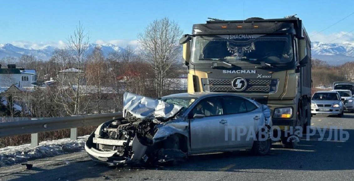 На Камчатке самосвал снёс седан на Елизовской трассе На Елизовской трассе случилось ДТП: столкнулись легковой автомобиль и самосвал. В районе места происшествия затруднено движение транспорта. Нажмите для подробностей -