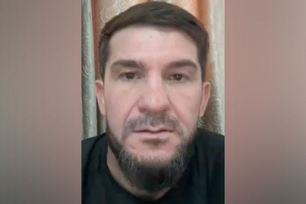 Чеченский боец ответил на обвинения в приставаниях к девушкам в ЛНР ⁠ Чеченский боец ответил на обвинения в приставаниях к девушкам в Луганской народной республике  ЛНР . Свое видение ситуации он изложил в Telegram.  Перед этим российский боец ММА и участник спецоперации Максим Дивнич выложил видео драки в бассейне в Луганске, своего соперника он назвал бойцом «Ахмата».  Некий Алихан Берсаев признал, что на видео был он. Он прокомментировал ситуацию в Telegram-канале, созданном 18 июля — вероятно, именно для этой цели. Себя он назвал «обычным военным», при этом о своей принадлежности к «Ахмату» он не указывает.  Берсаев обвинил Дивнича в погоне за хайпом и попытке «ввести раздор между религиями России и столкнуть народы друг с другом». Он обвинил спортсмена в подтасовке фактов, монтаже ви...  Подробнее>>>