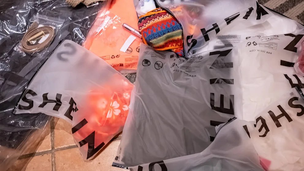 С июля 2026 года ЕС повысит стоимость импорта дешёвых товаров Евросоюз продолжает бороться с нежелательными дешёвыми поставками Страны члены договорились что с июля 2026 года каждая посылка стоимостью до 150 евро будет облагаться сбором в размере трёх евро Это решение приняли министры финансов ЕС на встрече в Брюсселе Сбор затронет таких онлайн ритейлеров как Shein Temu AliExpress а также Amazon Взимать пошлину будут национальные таможенные службы До сих пор посылки стоимостью до 150 евро могли ввозиться в ЕС без уплаты пошлин Однако новый сбор планируется лишь как временная мера потому что в будущем все импортируемые в ЕС товары должны будут облагаться пошлиной вне зависимости от цены Станут ли дешёвые товары из за этого дороже пока неизвестно За последние годы онлайн торговля привела к стремительному росту числа мелких дешёвых посылок поступающих в ЕС По данным Еврокомиссии в 2024 году в ЕС ежедневно прибывало около 12 миллионов посылок За ужесточение правил выступил министр окружающей среды Германии Карстен Шнайдер в том числе по экологическим причинам В Германию например каждый день поступает более 400 000 посылок из Китая В отличие от большинства европейских платформ Temu Shein и AliExpress не платят за переработку упаковочного мусора Эти дешёвые посылки из Китая создают слишком много проблем игрушки содержащие токсичные вещества дешёвые текстильные изделия которые надевают один раз и затем выбрасывают переполняя контейнеры для сбора одежды или электроника не соответствующая стандартам безопасности пояснил Шнайдер в интервью BILD BILD Russian