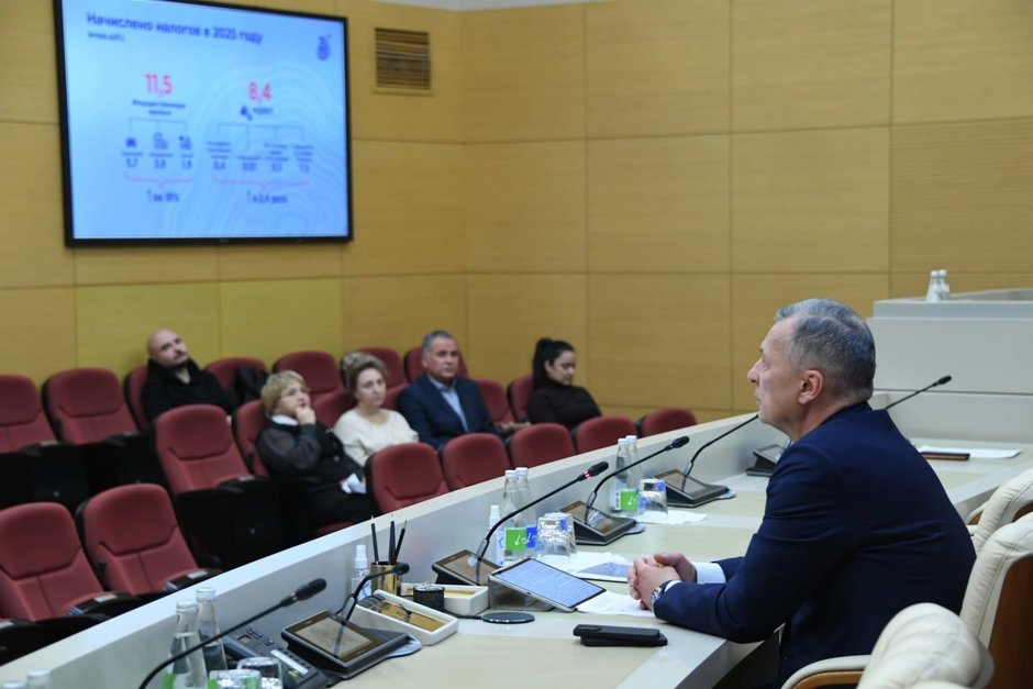 В Татарстане возросло число обладателей дорогостоящих авто и миллионных вкладов Налогоплательщикам республики предстоит уплатить 19 9 млрд рублей по итогам текущего года В текущем году татарстанцам предстоит уплатить имущественных налогов на общую сумму 11 5 млрд рублей Эта цифра на 1 8 млрд или на 18 превысила показатели прошлого года Об этом сообщил руководитель Управления ФНС РТ Марат Сафиуллин на брифинге Об уплате имущественных налогов в Республике Татарстан в 2025 году Налоговые обязательства граждан получивших доход от процентов по банковским депозитам оцениваются в 8 4 млрд рублей показатель вырос в 2 4 раза Из них 7 5 млрд с процентов по вкладам в банках Сумма очень большая отметил Сафиуллин Помимо этого в 2024 году количество дорогостоящих автомобилей зарегистрированных в Татарстане и подпадающих под повышенное налогообложение достигло 389 единиц Это превышает показатель 2023 года когда таких автомобилей было 285 напомнил Сафиуллин Подпишитесь на Реальное время в МАХ Telegram Дзен