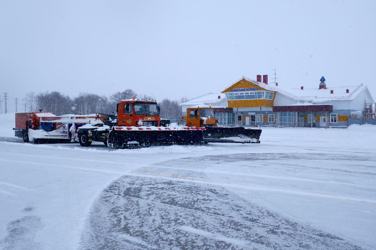 рейсыХабАвиа   Аэропорт Николаевска на Амуре закрыт с 08 00 до 12 00 на очистку взлетно посадочной полосы от снега     Аэропорт Май Гатка Советская Гавань закрыт с 09 00 до 17 00 для проведения снегоочистительных работ на взлетно посадочной полосе от снега     Вылет рейса 401 из Хабаровска в Охотск в 10 07 Рейс выполняется по прямому маршруту без промежуточной посадки в аэропорту Николаевска на Амуре   Информация о времени вылета рейсов 409 410 за 25 октября по маршруту Хабаровск Николаевск на Амуре Херпучи и в обратном направлении будет предоставлена в 12 10 Вылет самолёта из Хабаровска задерживается в связи с проведением снегоочистительных работ на аэродроме в Николаевске на Амуре     Информация в сообщении обновляется время местное Фото Александр Стафеев