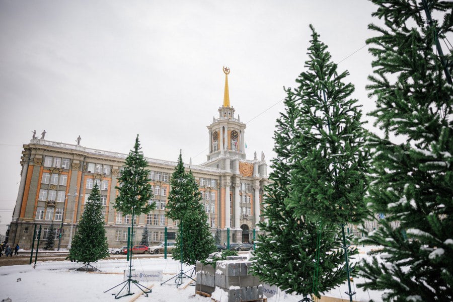 На площади 1905 года вырастят хвойный лес  Впервые на главной площади Екатеринбурга на новогодние каникулы вместо ледового городка появится каток. Работы по обустройству уже начались. Главная идея заключается в том, чтобы создать в сердце мегаполиса небольшую «зеленую» зону – хвойный лес, в центре которого горожане смогут кататься.  Помимо катка, в центре Екатеринбурга расположатся теплые туалеты, зоны отдыха, смотровая площадка, павильон с прокатом коньков и киоски с горячими напитками.   Ориентировочно, каток откроется во второй половине декабря и завершит работу 17 февраля, хотя погода может внести коррективы.    : Алина Шешеня