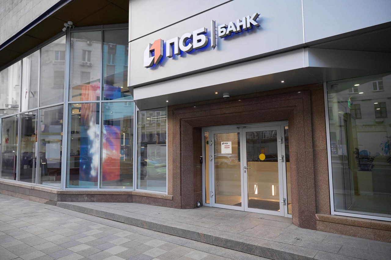 В ПСБ отмечают спрос на льготную ипотеку в новых регионах За два года действия программы льготного жилищного кредитования банк выдал более 11 млрд рублей в Донбассе и Новороссии. Приобрести собственное жилье смогли 2350 семей. При этом порядка 70% ипотечных договоров подписаны в ДНР, что объясняется интенсивным развитием жилищного строительства в регионе. Сегодня с помощью программы льготного кредитования можно купить квартиру по договору участия в долевом строительстве. По данным банка, покупкой недвижимости в новых регионах интересуются как жители Донбасса и Новороссии, так и из других регионов России. #Технологии#Общество#Экономика
