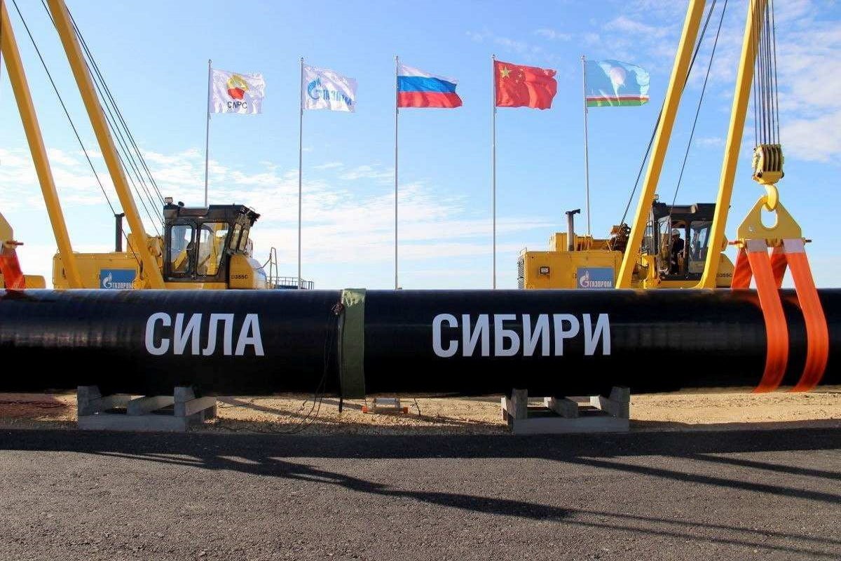 S P Поставки природного газа из России в Китай по трубопроводу Сила Сибири 2 начнутся в 2030 х годах вне зависимости от геополитической ситуации в мире Европейские страны не смогут полностью отказаться от российских энергоресурсов и частично возобновят поставки в будущем Такое мнение выразил сопредседатель S P Global Commodity Insights Дейв Эрнсбергер jkinvest news jkinvest