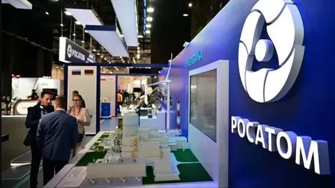 Росатом достиг 92 импортозамещения в ключевом ПО атомной отрасли Уровень импортозамещения в сегменте ключевых классов программного обеспечения в атомной промышленности достиг 92 сообщил генеральный директор госкорпорации Алексей Лихачев На значимых объектах критической информационной инфраструктуры показатель импортозамещения составляет 100 За пять лет инвестиции в эти направления превысили 200 млрд рублей Начиная с 2016 года Росатом внёс в Единый реестр российских программ более 550 собственных решений Эти инструменты предназначены для автоматизации управления предприятиями включают системы прогнозирования качества продукции и состояния оборудования продукты для проектирования математического моделирования управления жизненным циклом а также цифровые сервисы для городского управления Разработки Росатома уже используют более 4 5 тыс промышленных компаний Они применяются не только в атомной отрасли но и в авиации автомобилестроении космической промышленности строительстве и машиностроении Таким образом госкорпорация стала одним из ключевых поставщиков ПО для российской промышленности Подробнее   Подпишись на MASHNEWS в МАХ