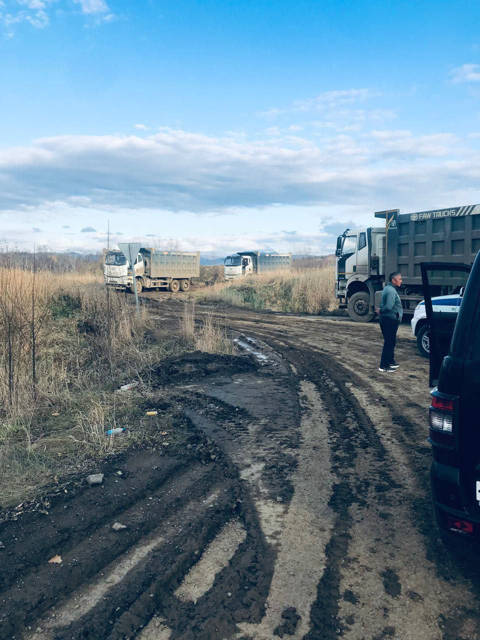 Грязи со стройплощадок не место на дорогах!  Как стало известно, подрядчик, ведущий строительство домов в Краснополье, решил пренебречь требованиями статьи 12.33 КоАП РФ, и теперь заплатит штраф.  Техника застройщика сегодня вынесла грунт на колесах на проезжую часть, за что виновные были привлечены к административной ответственности.  Как нам сообщили в пресс-службе мэрии, начальника участка обязали принять меры по регулярной чистке колёс большегрузов.  Также администрация призывает всех участников дорожного движения соблюдать правила, и напоминает, что нарушителей ждет строгое взыскание.