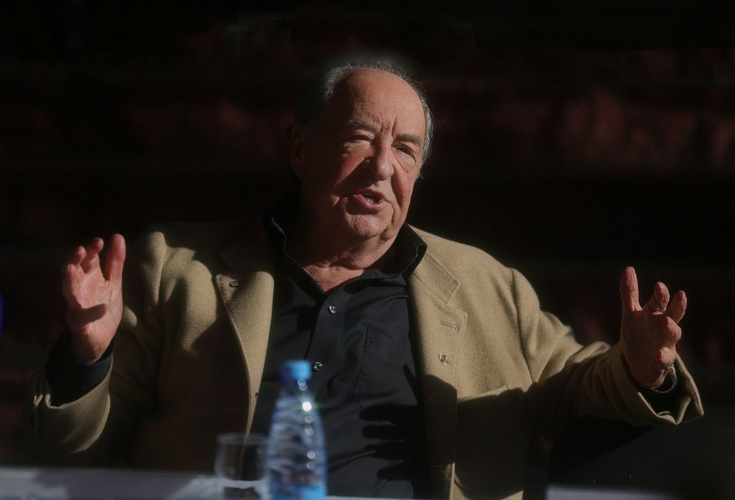 Сегодня в рамках пресс конференции художественный руководитель театра Народный артист России лауреат премии Золотая маска Ефим Семёнович Звеняцкий поделился основными событиями второй половины театрального сезона 2025 2026 гг   Гамлет премьера 30 31 января 2026 года постановочная группа из Москвы  Мюзикл Великий Гэтсби премьера в конце апреля режиссёр постановщик Народный артист России Ефим Звеняцкий  Театральный поезд Владивосток Москва отправится в рамках празднования 150 летия Союза театральных деятелей России Вместе с Театром им М Горького участвуют Приморский краевой драматический театр молодёжи и Приморский краевой театр кукол Открытие маршрута в Хабаровске 12 13 мая спектакли в Москве 7 8 июня  Открытие Народного театра в с Красный Яр в середине мая формат уличного театра с участием коренных малочисленных народностей нанайцы и удэгейцы  Гастроли в Республику Таджикистан намечены на 10 июня и продлятся около двух с половиной недель ТеатрГорькогоВладивосток театральные новости