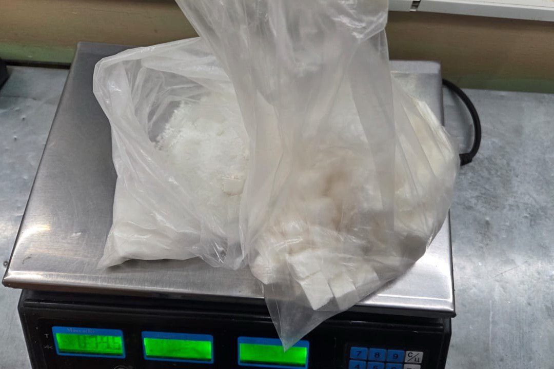 В Улан Удэ мать пыталась передать обвиняемому в СИЗО наркотики под видом сахара В СИЗО 1 при досмотре посылки адресованной одному из обвиняемых сотрудники учреждения обнаружили в целлофановом пакете с сахаром рафинадом белое порошкообразное вещество без характерного запаха Проведенная судебно химическая экспертиза установила что изъятое вещество массой около 150 грамм представляет собой порошкообразную субстанцию содержащую сильнодействующее вещество трамадол сильнодействующий наркотический опиоидный анальгетик Как оказалось обвиняемый использовал предоставленное ему право на телефонный разговор для организации доставки запрещенных веществ Своей матери он дал подробные инструкции по приготовлению и маскировке трамадола Теперь в отношении его матери возбуждено уголовное дело по части 3 статьи 234 УК РФ