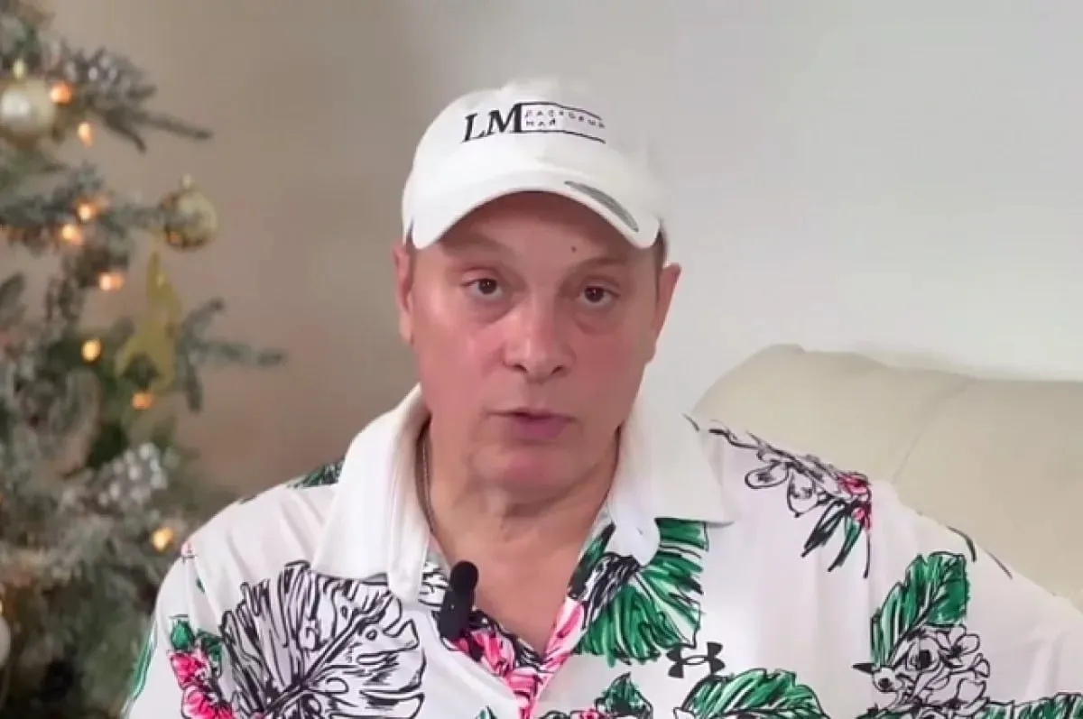 Суд установил что продюсер со Ставрополья Андрей Разин не является автором песен Ласкового мая В апелляционную инстанцию Краснодарского краевого суда обратилась вдова певца Юрия Шатунова Она решила опротестовать вердикт райсуда Сочи от 2007 года установившего авторство песен Ласкового мая за продюсером Андреем Разиным сообщает ТАСС Адвокат семьи Шатуновых Олег Ситников рассказал изданию что в Краснодарском краевом суде при рассмотрении апелляции учли что на процессе в 2005 году Разин утверждал что автором спорных произведений является Сергей Кузнецов а на суде в 2007 году он изменил показания и сказал что он является автором песен Олег Ситников рассказал в интервью что новое решение суда вступило в силу незамедлительно Ранее сообщалось что продюсера Ласкового мая Андрея Разина заочно арестовали за мошенничество Подписывайтесь на Аргументы и Факты Северный Кавказ Мы в МАКС