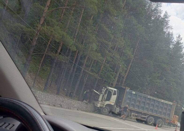 Грузовик врезался в заграждения в районе Ангарского перевала. Фото появилось в соцсетях. Там образовалась пробка.