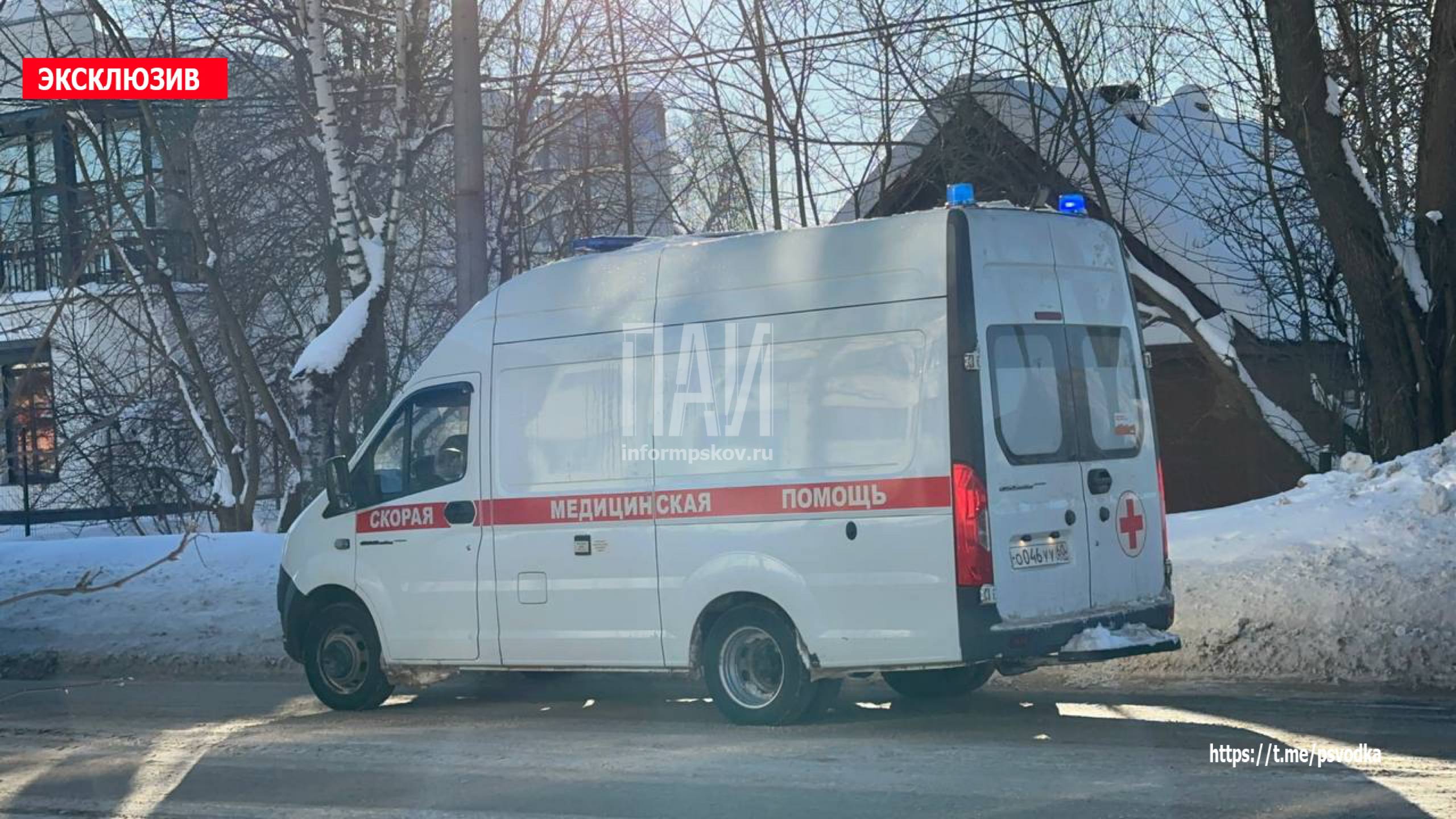 В Великих Луках на Октябрьском проспекте у дома 70 произошло столкновение автомобилей Volkswagen и Toyota В результате дорожно транспортного происшествия пострадал молодой человек 2006 года рождения из автомобиля Volkswagen который госпитализирован На месте работают спасатели ПСО сотрудники ГАИ и бригада скорой помощи Обстоятельства происшествия выясняются psvodka