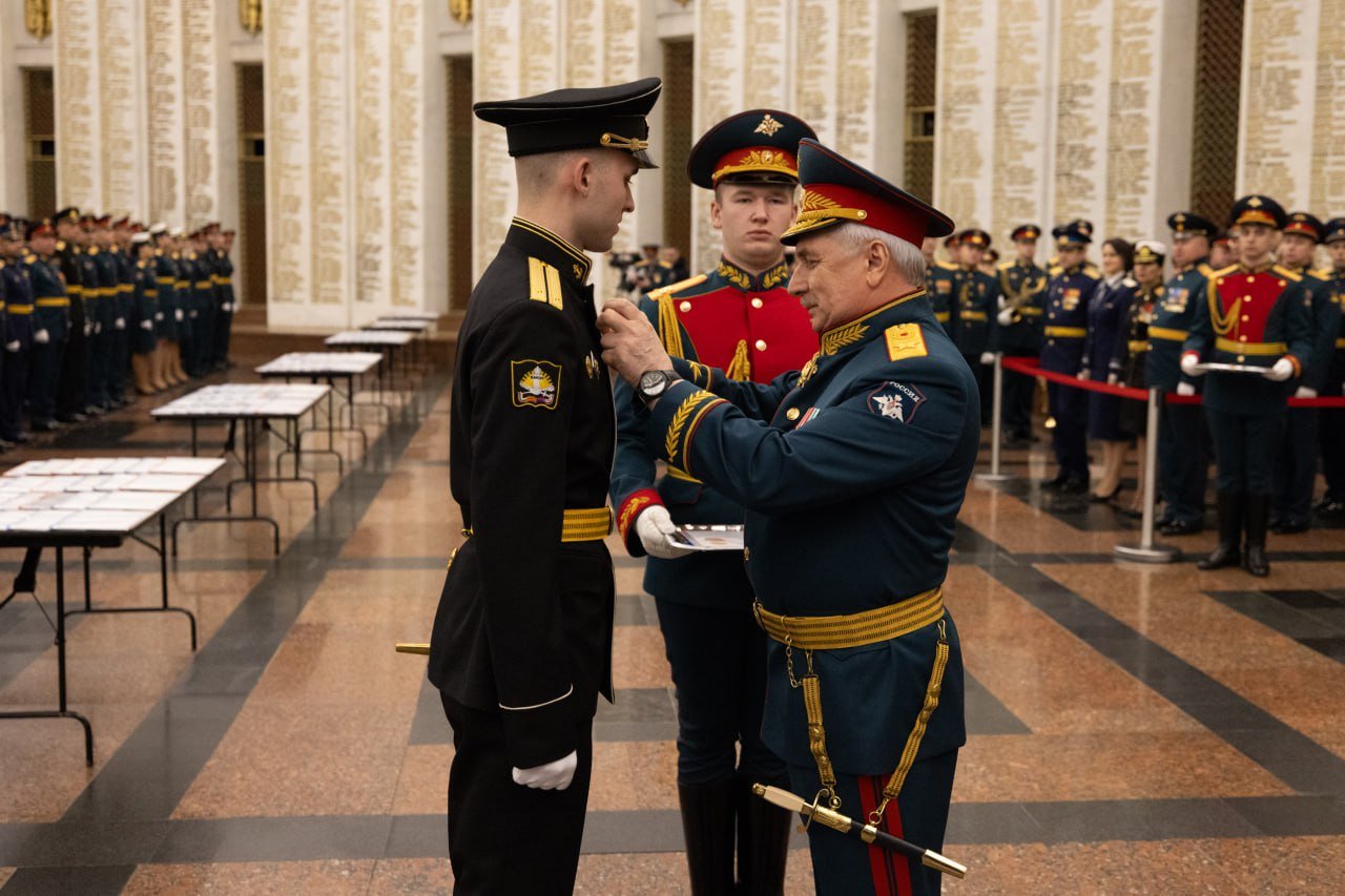 На Поклонной горе состоялась торжественная церемония выпуска офицеров Военного университета Министерства обороны РФ  В Зале Славы Музея Победы на Поклонной горе состоялась торжественная церемония выпуска офицеров Военного университета имени князя Александра Невского Министерства обороны Российской Федерации.  Заместитель Министра обороны Российской Федерации – начальник Главного военно-политического управления ВС РФ генерал армии Виктор Горемыкин от имени Министра обороны Российской Федерации поздравил выпускников с завершением обучения, а также вручил 15 лучшим выпускникам медали «За отличное окончание военного образовательного учреждения высшего профессионального образования Министерства обороны Российской Федерации». Также дипломы с отличием получили 67 офицеров.  «Вы завершили обучение в исключительно важное время. Время, когда решается судьба нашей Родины! В ходе специальной военной операции выпускники университета достойно выполняют свой воинский долг, проявляя мужество, самоотверженность, высокий профессионализм. Четверо из них удостоены звания Героя Российской Федерации, более 800 награждены государственными наградами», – отметил в своём выступлении генерал армии Виктор Горемыкин.  «В ближайшее время на ваши плечи ляжет огромная ответственность. От вас потребуется максимальная самоотдача, смелость в принятии решений, собранность и принципиальность, решимость и готовность вести за собой. Важно всегда помнить, что уважение в воинских коллективах завоёвывается не только командирским мастерством, но и личным примером, заботой о подчинённых. Это особенно важно в боевой обстановке», – подчеркнул заместитель главы военного ведомства.  Генерал армии Виктор Горемыкин выразил уверенность, что полученные за годы учебы системные знания и профессиональные навыки помогут выпускникам обеспечить боевую готовность вверенных подразделений и внести достойный вклад в дальнейшее развитие Армии и Флота.  Также вручила дипломы и поздравила выпускников руководитель Департамента психологической работы Министерства обороны Российской Федерации Валентина Барабанщикова.   Перед началом церемонии выпуска заместитель Министра обороны РФ генерал армии Виктор Горемыкин, руководители центральных органов военного управления Минобороны России и личный состав Военного университета Министерства обороны РФ возложили цветы к скульптуре скорбящей матери в Музее Победы и почтили минутой молчания память павших воинов.    Минобороны России