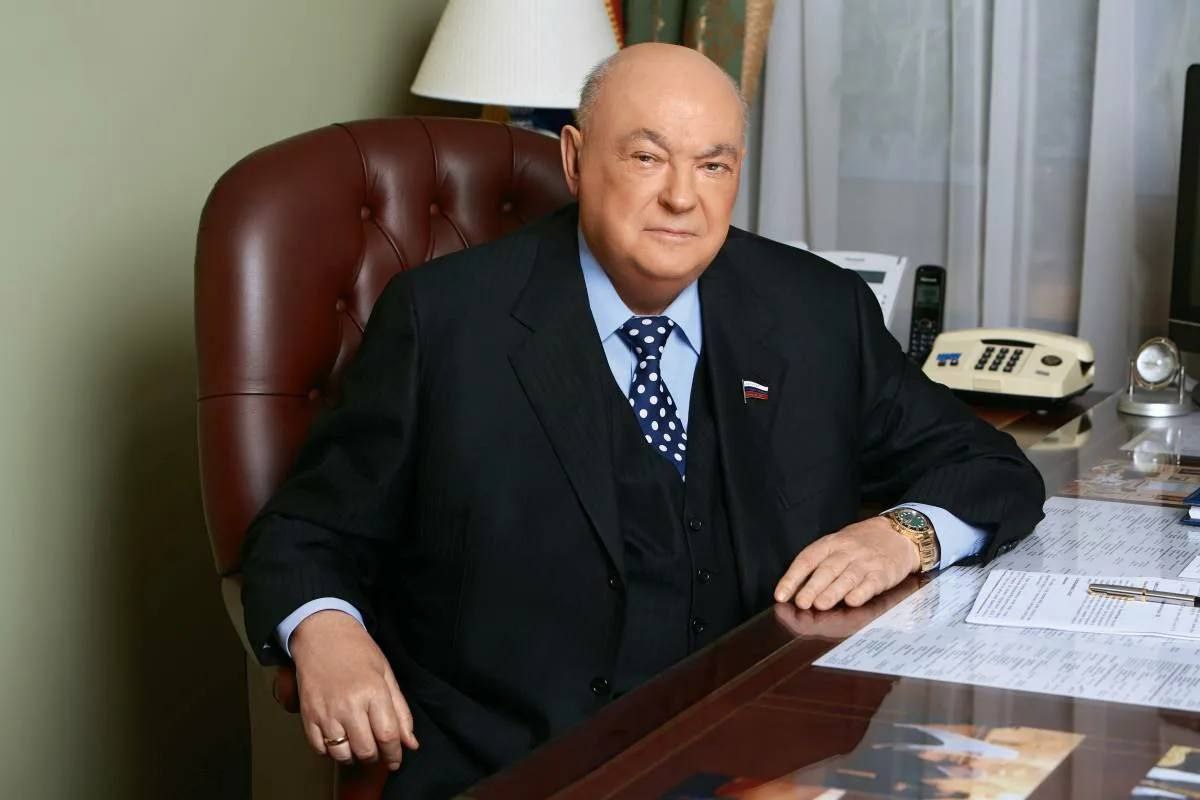 Поздравляем Владимира Иосифовича Ресина с 90 летием От имени Блока Жириновского сердечно поздравляем Вас с замечательным юбилеем 90 летием Ваш путь это яркий пример преданности Родине и неукротимого служения народу Вы внесли неоценимый вклад в строительство и возрождение России как выдающийся архитектор и градоначальник возвели тысячи жилых домов школ и больниц превратив мечты миллионов в реальность Под Вашим руководством восстановлен величественный Храм Христа Спасителя символ нашей веры и силы а также построены многие другие храмы укрепившие духовные основы Отечества Владимир Вольфович Жириновский всегда высоко ценил Ваш талант и опыт Наше здание выглядит очень невзрачно посмотрите на парламенты любой страны мира даже самой бедной там лучшее здание это парламентский центр Две станции метро подвели проект готов деньги есть не из бюджета страны поэтому давайте это сделаем построим здание парламента потому что тяжело работать сказал Владимир Вольфович Он выражал уверенность что именно Вы сможете построить объект в течение трех лет и даже быстрее Вы всегда стояли за справедливость патриотизм и развитие страны Здоровья Вам новых свершений и процветания Россия гордится такими сынами БЛОК ЖИРИНОВСКОГО В MAX