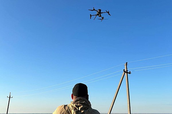 Данные с БПЛА планируют сделать основанием для внеплановых проверок бизнеса Данные полученные контрольно надзорными органами с помощью беспилотных летательных аппаратов БПЛА станут отдельным основанием для проведения внеплановых проверок бизнеса заявил вице премьер РФ Дмитрий Григоренко на Всероссийском форуме контрольных органов 2025 в Красноярске Об этом сообщает Интерфакс Для этого по его словам планируется внести соответствующие изменения в закон О контроле Сейчас возможность проводить проверки с помощью беспилотников нормативно предусмотрена для таких видов контроля как например земельный контроль строительный надзор контроль в сфере благоустройств охотоведческий контроль и других В этих видах контроля не менее 10 мероприятий должно быть проведено в 2026 году с подключением БПЛА aviaru net n288908