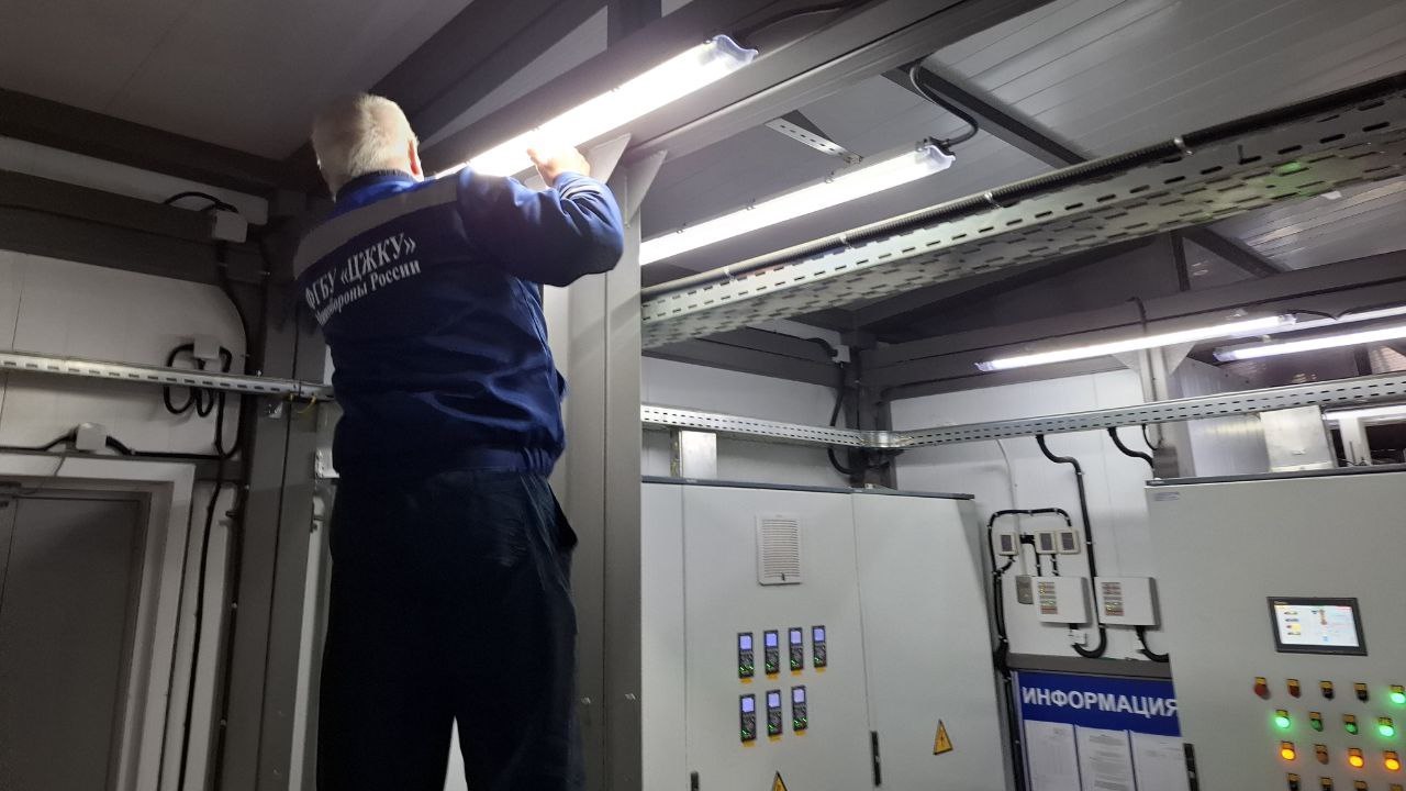 Военные коммунальщики Северного флота модернизируют системы освещения в 206 военных городках В частности рабочие установят свыше 400 светодиодных прожекторов повышенной энергоэффективности для уличного освещения и заменят 21 опору ЛЭП Также до конца года заменят больше 300 светодиодных светильников которые используются для внутреннего освещения объектов жилищно коммунального фонда По состоянию на февраль 2026 года в военных городках Мурманской области и Северодвинска произведена замена 20 светодиодных прожекторов В настоящее время доля светодиодных приборов в общем объеме систем наружного освещения военных городков превышает 80 что позволяет сократить энергопотребление практически в 3 раза сообщили в Центральном жилищно коммунальном управлении Минобороны России по ВМФ Фото ЦЖКУ Минобороны России Все самые важные новости Telegram MAX