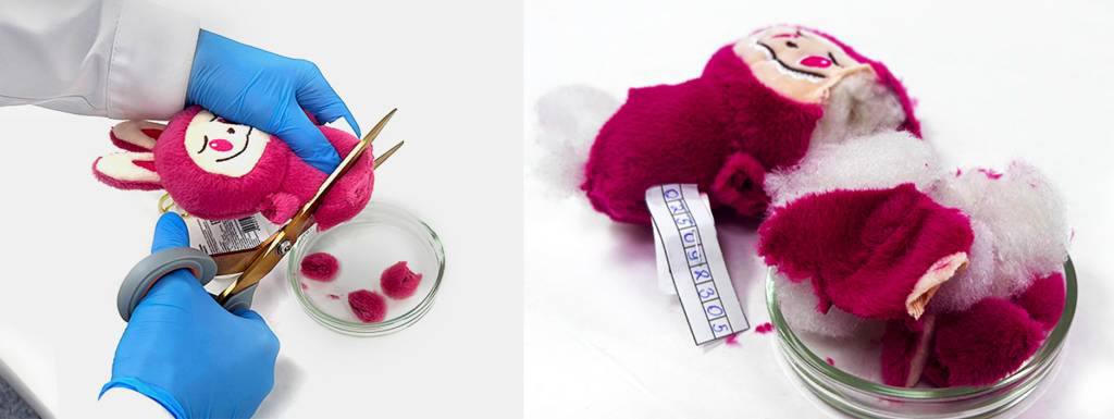 Роскачество выявило опасный химикат в популярной игрушке Labubu Роскачество обнаружило в игрушке Labubu приобретённой в Детском мире за 624 рубля превышение допустимого уровня диоктилфталата вещества способного нарушать гормональный баланс Такой химикат может повышать риск развития СДВГ а при длительном воздействии оказывать токсическое влияние на печень и почки а также провоцировать аллергии и раздражения кожи Эксперты организации закупили 13 игрушек на маркетплейсах рынках и в магазинах Детский мир и Лэтуаль стоимостью от 270 до 7400 рублей Продукцию проверили по 53 параметрам качества и безопасности Нарушения нашли в девяти образцах среди них торчащие нитки разошедшиеся швы и отсутствие информации о производителе Популярность Labubu в России продолжает расти в мае 2025 года продажи игрушек в ряде регионов увеличились в десятки раз а в июне Wildberries сообщила что объём продаж превысил 1 5 млрд рублей