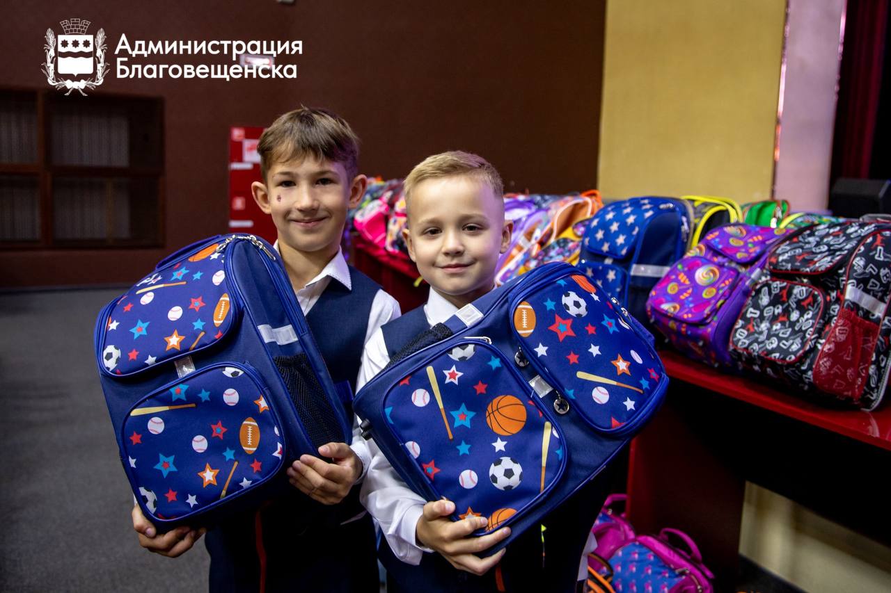Ранцы со школьными принадлежностями от губернатора получат 3 8 тысячи амурских первоклассников Перед началом учебного года по всей области проходит традиционная акция для первоклассников из малообеспеченных семей семей находящихся в социально опасном положении и семей участников СВО Первоклассникам дарят ортопедические портфели со всеми необходимыми принадлежностями для учебы Традиционно в состав рюкзака входят пенал с ручкой карандашом линейкой ластиком точилкой ножницами и кистями В набор также включены цветные карандаши альбом для рисования набор цветной бумаги тетради и обложки на них цветной картон и акварельные краски ampravda