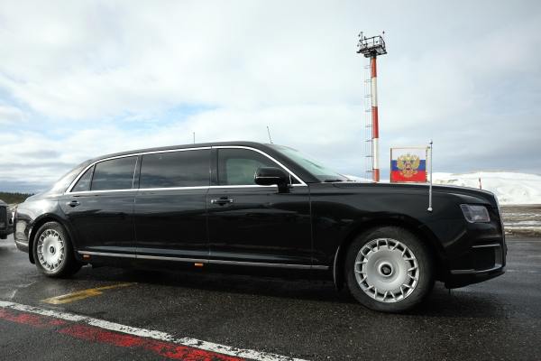 Владимир Путин рассказал, что иногда проводит совещания в служебном Aurus Президент отметил, что ведёт переговоры в дороге, «чтобы не терять время». Фрагмент интервью главы государства для фильма «Россия. Кремль. Путин. 25 лет» опубликован в Telegram-канале журналиста Павла Зарубина. «Сейчас ехали сюда, полпред сидел в машине, губернатор. Говорили о ситуации в области, в регионе. Удобно разговаривать», — отметил президент. Кадры были записаны во время его поездки в Тольятти в январе. Владимир Путин также поделился впечатлениями от использования автомобиля российской марки. Он назвал Aurus «довольно большой и комфортной машиной». Подпишись на «Говорит Москва»
