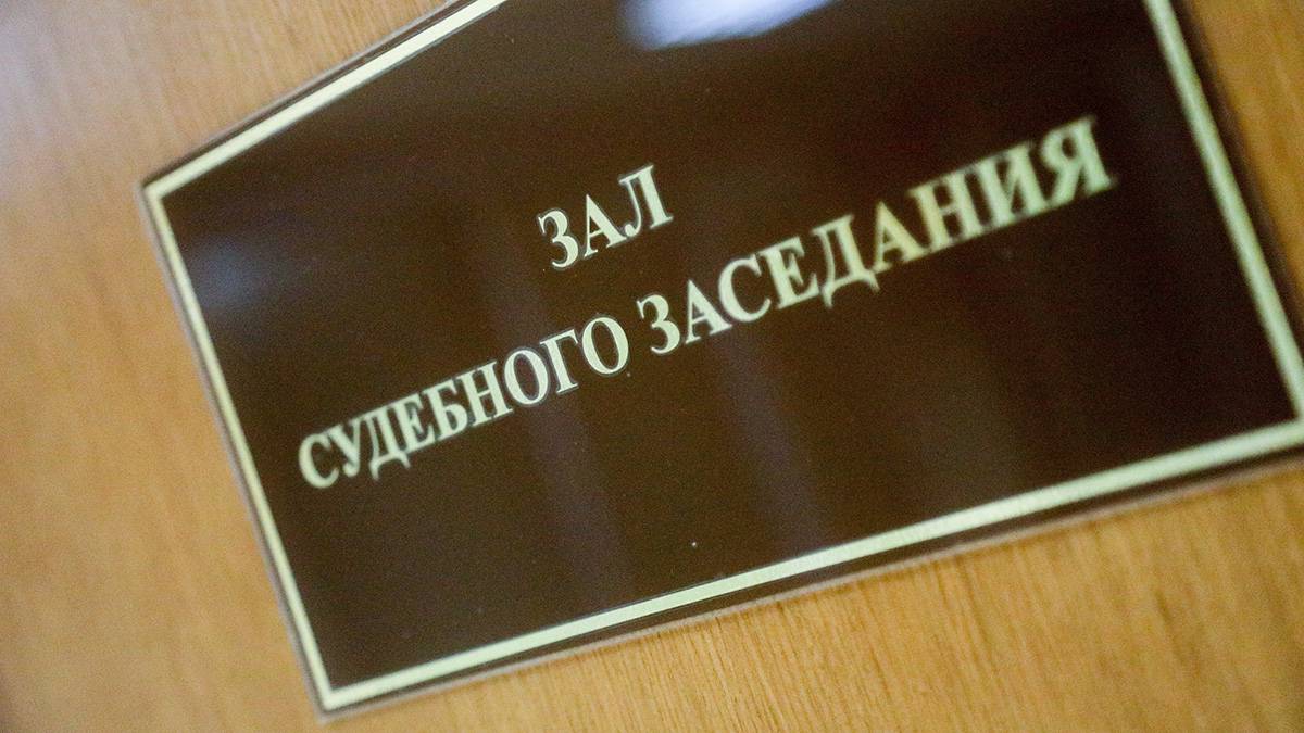 Заводский районный суд Кемерова вынес приговор местному жителю за убийство восьмилетней девочки в 2007 году. Мужчину осудили на 16 лет строгого режима. Об этом в четверг, 7 ноября, сообщили в пресс-службе прокуратуры Кемеровской области. — В суде установлено, что 22 июля 2007 года в Кемерове восьмилетняя девочка вышла погулять на улицу и домой не вернулась. Тело пропавшего ребенка с признаками насильственной смерти было обнаружено в дачном доме садового общества «Вишенка», — написали в ведомстве. Подсудимый признался, что задушил девочку, находясь в состоянии алкогольного опьянения, после чего бросил ее тело на месте преступления. Суд также обязал его выплатить два миллиона рублей в качестве моральной компенсации родственникам убитой, написали в Telegram-канале областной прокуратуры.