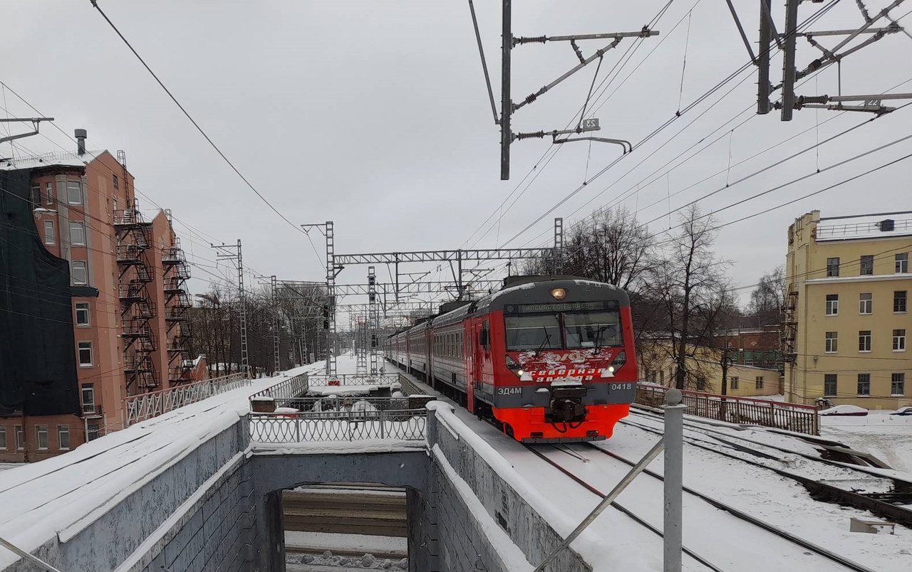 Электричка насмерть сбила петербурженку в наушниках  Трагедия произошла около 15:00 4 февраля на перегоне между станциями Шувалово и Ланская. Ехавшая из Выборга электричка нанесла смертельные травмы 35-летней женщине.  Как сообщает транспортная полиция СЗФО, полицейские установили, что петербурженка шла возле железнодорожных путей в наушниках, а сигналы машиниста и экстренное торможение не помогли.   Добавим, что это вторая за неделю смерть на этом направлении. 31 января электричка из Выборга насмерть сбила 95-летнего мужчину, переходившего пути на запрещающий сигнал в Парголово.   Подписаться   Новости СПБ