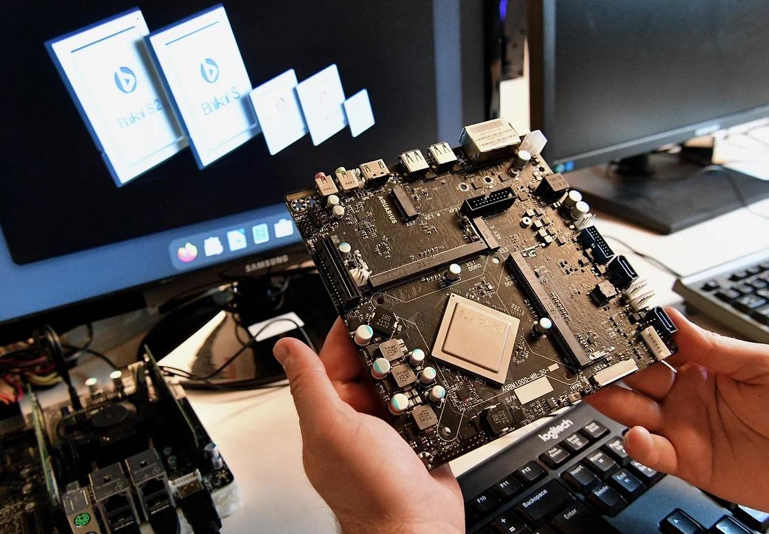 Гендиректор Байкал Электроникс Андрей Евдокимов рассказал о завершении трехлетнего эксперимента по корпусированию процессоров Baikal M на мощностях предприятия GS Nanotech в Гусеве Калининградской области Он отметил что несмотря на довольно позитивные результаты эксперимент пришлось прекратить из за дефицита компонентов на рынке Кристаллов сейчас нет или их не хватает для того чтобы собрать чипы и раздать партнерам Поэтому на развитие эксперимента мы не пошли не было возможности А в целом я его оцениваю позитивно и считаю что это был шаг вперед На этапе завершения эксперимента по корпусированию процессоров Baikal M компании удалось получить 74 85 годной продукции поделился гендиректор GS Nanotech Сергей Пластинин Учитывая сложность изделия это очень достойный результат Для достижения доли в 98 необходим гораздо больший объем кристаллов По его словам чтобы получить отлаженный серийный технологический процесс необходимо собирать хотя бы 1 тыс микросхем в месяц В нашем случае речь шла лишь о десятках штук Как заявляют в компании весной этого года GS Nanotech закорпусировал опытную партию микросхем для Malt System НПЦ Элвис Для этого проекта были разработаны специальная подложка из 26 слоев и технология установки восьми кристаллов в один корпус методом flip chip метод когда интегральная схема переворачивается и устанавливается на выводы с дополнительным монтажом более 200 SMD компонентов компоненты электронной схемы нанесенные на плату светодиоды резисторы и т п В GS Nanotech заверяют что процент годной продукции в этой опытной партии составил 100 В НПЦ Элвис комментировать эксперимент отказались