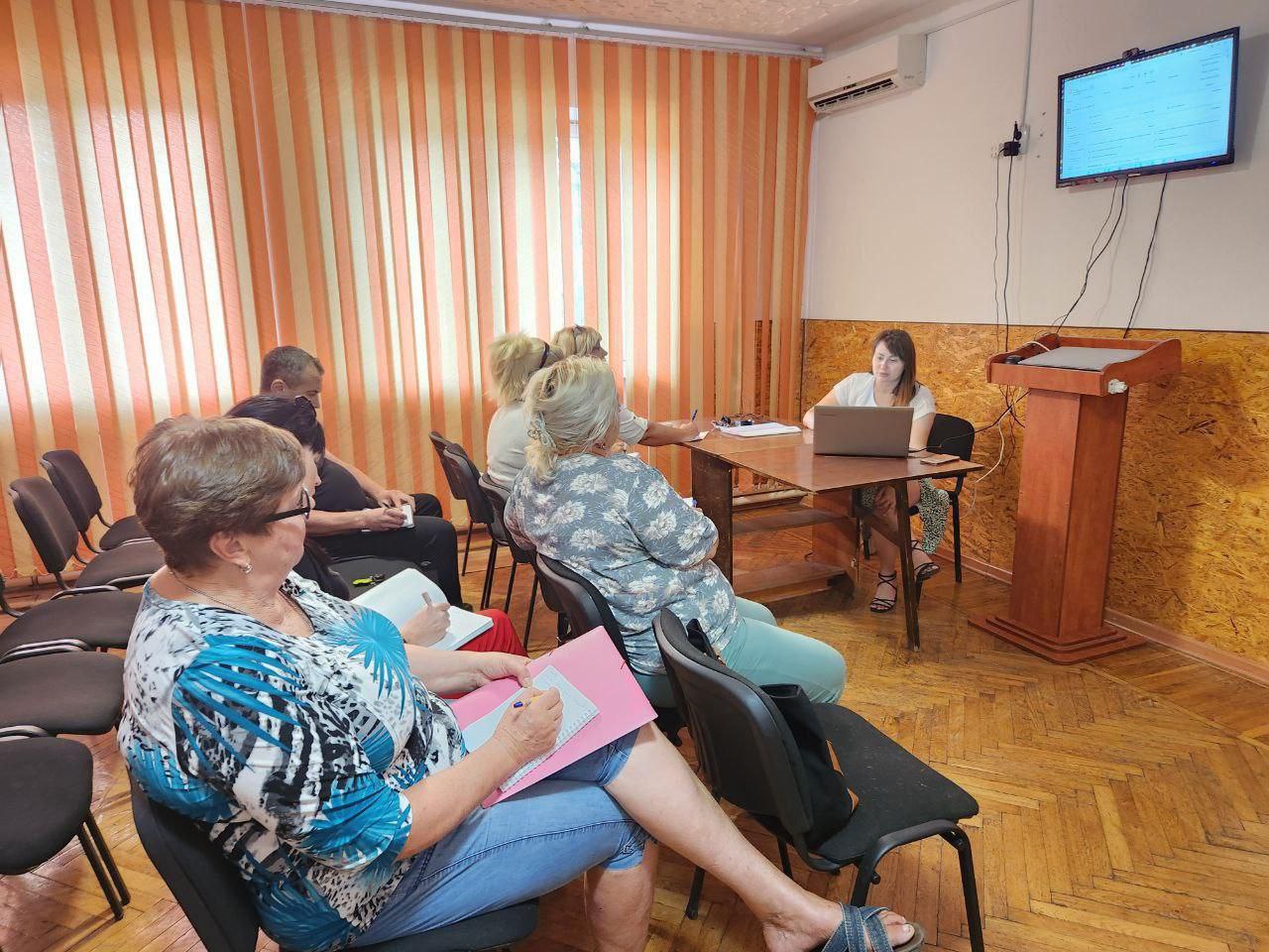 В Каховском муниципальном округе продолжается активное развитие территориальных общественных самоуправлений   По словам начальника отдела внутренней политики администрации Каховского округа Юрия Малышенко:  «На территории Каховского муниципального округа организовано 20 территориальных общественных самоуправлений, которые на данный момент проходят процедуру согласования в Минюсте. А планируется создание еще 6 ТОС. Было проведено 20 встреч с инициативными группами, конференции граждан. Каждый ТОС подал заявления на имя главы администрации для утверждения границ. Решением Совета депутатов границы были утверждены, и каждый ТОС имеет свои границы, в которых он может осуществлять свою деятельность».  При поддержке главы администрации Павла Филипчука, а также благотворительного фонда «Лепта» и благотворительного фонда поддержки местных сообществ «Подари внимание» совместно с Ассоциацией «Лидеры Кубани» будет подан проект в Фонд Президентских грантов на тему «Развитие некоммерческого сектора на территории Каховского муниципального округа».  Целью проекта является создание условий для устойчивого развития некоммерческого сектора, личностного и профессионального роста лидеров НКО, ТОС, общественных объединений, представителей власти, работающих в области развития гражданского общества Каховского округа.