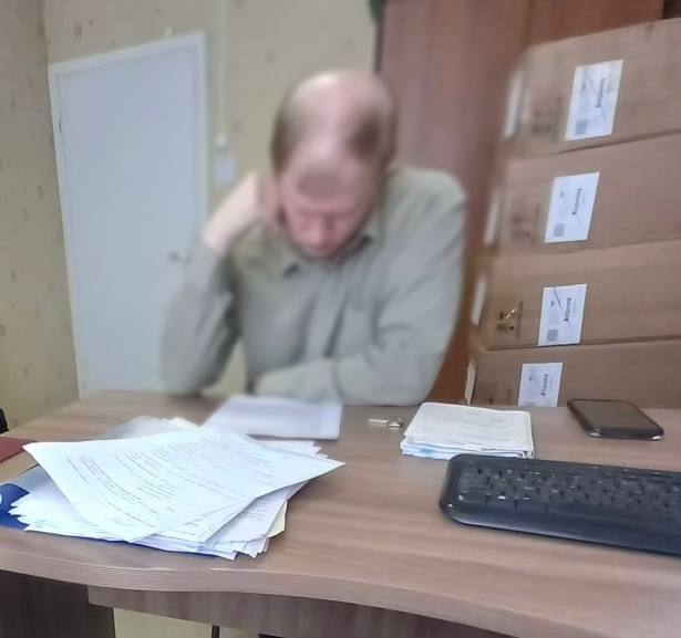 Экс-глава Боброво-Лявленского Титарчук нарушил закон, чтобы его матери жилось ещё лучше Приморская межрайонная прокуратура провела проверку исполнения законодательства о противодействии коррупции в органах местного самоуправления. По информации ИА «Эхо СЕВЕРА» от собственных источников, главным фигурантом этой истории стал бывший глава МО «Боброво-Лявленское» Иван Титарчук. Суть в том, что Титарчук установил для своей материи доплату к пенсии в размере 60% от месячного денежного содержания, которую она незаконно получала в период с 2021 по 2023 год. В результате его незаконных действий местному бюджету был причинён ущерб на сумму в 830 тысяч рублей. Оказалось, что мать Титарчука замещала должность главы этого же МО в период с 2015 по 2020 год. В этой связи по материалам прокурорской проверки Приморским МРСО СУ СК России по Архангельской области и НАО в отношении бывшего главы было возбуждено уголовное дело по ч. 2 ст. 285 УК РФ «Злоупотребление должностными полномочиями, совершенное главой органа местного самоуправления». Ход расследования уголовного дела находится на контроле прокурора. Фото пресс-службы областной прокуратуры