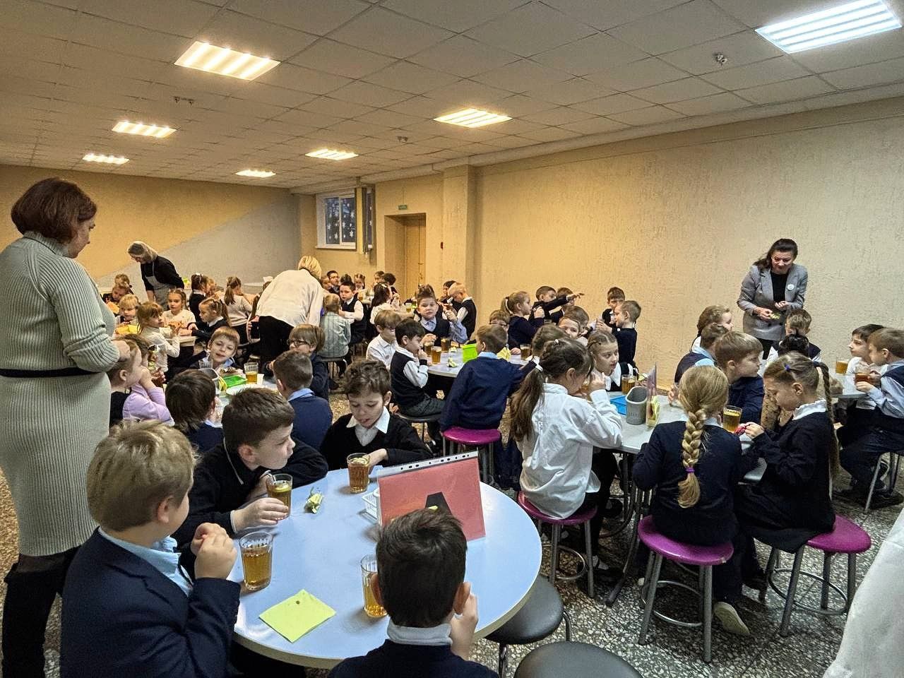 В 6 учреждениях образования Первомайского района проверили организацию питания В их числе 3 общеобразовательные школы и 3 дошкольных учреждения С введением нового экспериментального меню с учетом предпочтений учеников в рацион добавлены сырники блинчики и пельмени а макароны и котлеты исключены 95 учащихся получают горячее питание стоимость которого варьируется от 4 85 до 7 74 руб в зависимости от типа учреждения Мониторинг Межведомственной комиссии администрации Первомайского района показал снижение пищевых отходов и положительные отзывы родителей Минск Новости MINSKNEWS BY Telegram Viber FB VK Inst TikTok YouTube