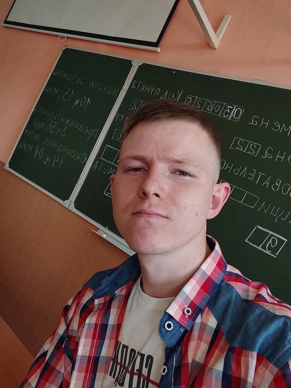 БАРНАУЛЬСКОГО УЧИТЕЛЯ УВОЛИЛИ ЗА ПОЛИТИЧЕСКУЮ ПОЗИЦИЮ Сегодня в социальных сетях оппозиционного депутата-комсомольца и по совместительству учителя географии в СОШ №103 в Алтайском крае, Александра Волобуева появилась новость о том, что его заставили «уволиться по собственному желанию». Причиной стало отстаивание его позиции по поводу издевательски низкой ставки за проведение экзаменов ЕГЭ и ОГЭ – за 8 часов работы учителя получают 108 рублей компенсации. При том, что проведение 6 уроков стоит 700-800 рублей. Это одна из самых низких ставок по всей России. Подробнее об этом Александр Волобуев рассказал в статье: vk.cc/cMAd8a Краевое Министерство образования и науки среагировало незамедлительно на комментарий учителя по ГИА в материале – буквально спустя 3 часа после публикации. Чиновники пошли путем шантажа, пригрозив тем, что если учитель-комсомолец не уйдет со своей должности, то они лишат работы директора школы. Если это произойдет, то придет «назначенец», который будет наводить «свои» порядки. – К чему это может привести, мы видим на примере СОШ №75, где в последние пару лет уволилось до 70% коллектива, – прокомментировал Александр Волобуев. – Подставлять школу из-за самодурства «образовательных» чиновников я не хочу. Готов «в пух и прах» отстаивать свою позицию перед противниками, но не готов подставлять тех людей, которых не считаю чужими. – Система, как всегда, лишь борется с неугодными, ведь бюрократическое болото не умеет созидать, лишь только вести себя как механизм. От этого и нынешняя молодежь, понимая застой и деградацию образовательной системы и не рвется на должности учителей и педагогов. Сегодня капитализм показал свой бюрократический оскал – маски оказались сорваны в очередной раз.