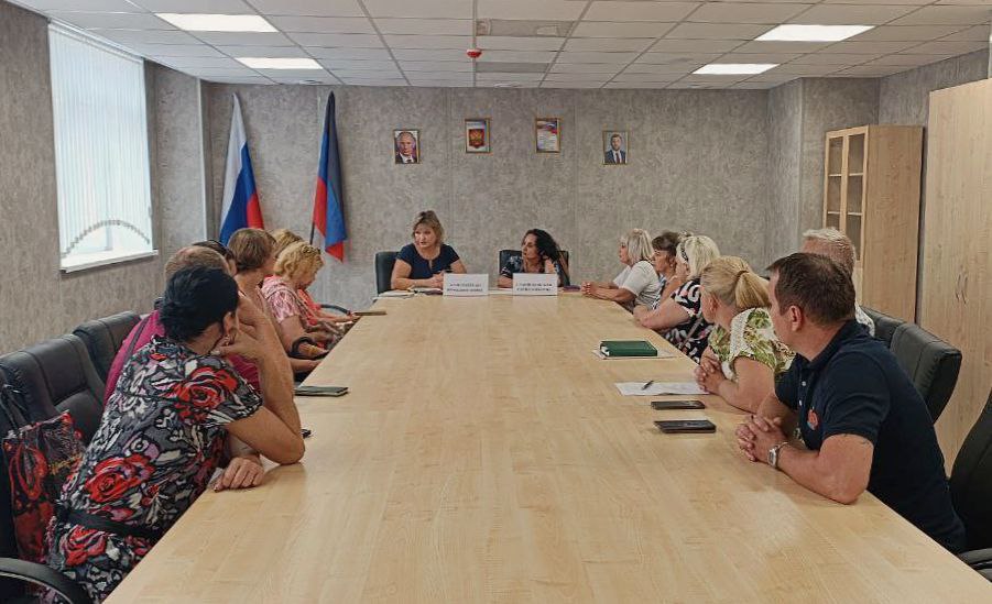 В Жовтневом внутригородском районе города Мариуполь состоялась встреча с местными жителями, в которой приняли участие заместитель руководителя Управы района и Лидер общественного мнения.   На встрече были обсуждены важные вопросы, касающиеся жизни района. В частности, участникам были даны разъяснения по проведению капитального ремонта жилых домов по адресам: ул. Казанцева, д. 25 и проспект Ленина, д. 111. Также рассматривались процедуры предоставления компенсационного жилья из муниципального жилого фонда и особенности вступления в наследство в рамках действующего законодательства.  Такие мероприятия способствуют налаживанию диалога между жителями и представителями власти, а также позволяют оперативно реагировать на жалобы и запросы граждан, предоставляя им необходимую информацию и поддержку.  Источник: