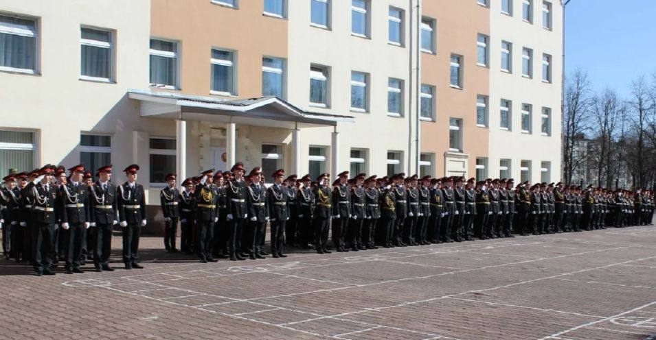 В Вологде к губернатору Филимонову снова ожидается министерский визит федерального уровня.   И масштабный образовательный форум, на который приедут гости со всей России.  30 января в столице региона пройдет Всероссийское совещание по развитию кадетского образования, в котором примут участие министр просвещения РФ Сергей Кравцов, губернатор Георгий Филимонов, сенатор от Вологодской области,  зампредседателя Совета Федерации Юрий Воробьев, председатель правления Общероссийского общественно-государственного движения детей и молодежи «Движение первых», Герой России Артур Орлов, первый заместитель секретаря Общественной палаты РФ, Герой России Вячеслав Бочаров.   "Вологодская область — первый субъект в Российской Федерации, который законодательно закрепил в отдельном законе меры поддержки кадет и работников кадетских школ.   Вологодская область становится лидером в нормативной деятельности и подает пример другим регионам. Для нас это предмет особой гордости», — прокомментировал губернатор Вологодской области Георгий Филимонов.